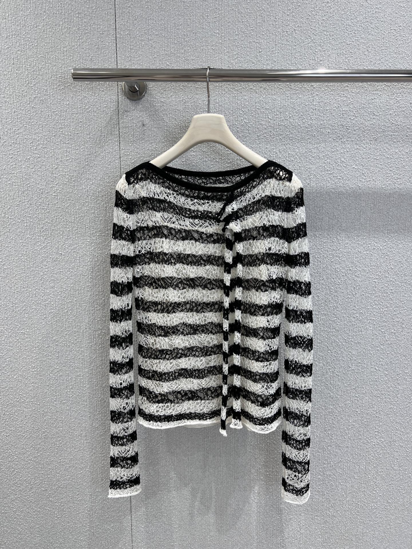 NO:506244,Support replacement Dio* 25FW early autumn new model black and white stripes blend hollow knitted long-sleeved top | Exclusive yb development!  High-end production!  The classic color matching of black and white stripes is never out of date. The hollow knitting technology gives it a sense of breathing and layering beauty. The looming texture exudes a delicate tone in the light; the elegant style of the neckline fits the shoulder and neck lines, and the asymmetric lace folding on the shoulders is the finishing touch, making a knitted top jump out of the mediocrity of the 'basic style' and become the style anchor point of the styling. S/M/L real-life details pictures, dior, alexander wang19860909支持换款 Dio* 25FW早秋新款 黑白条纹混纺镂空针织长袖上衣丨独家yb开发！高版出品！采用细腻混纺面料,黑白条纹的经典配色永不过时,镂空针织工艺则赋予其呼吸感与层次美,若隐若现的肌理在光线里漾出精致腔调；领口的优雅版型贴合肩颈线条,肩头的不对称蕾丝叠饰是点睛之笔,让一件针织上衣跳出“基础款”的平庸,成为造型的风格锚点.现货发售S/M/L实拍细节图,,dior,alexander wang,Women's clothing