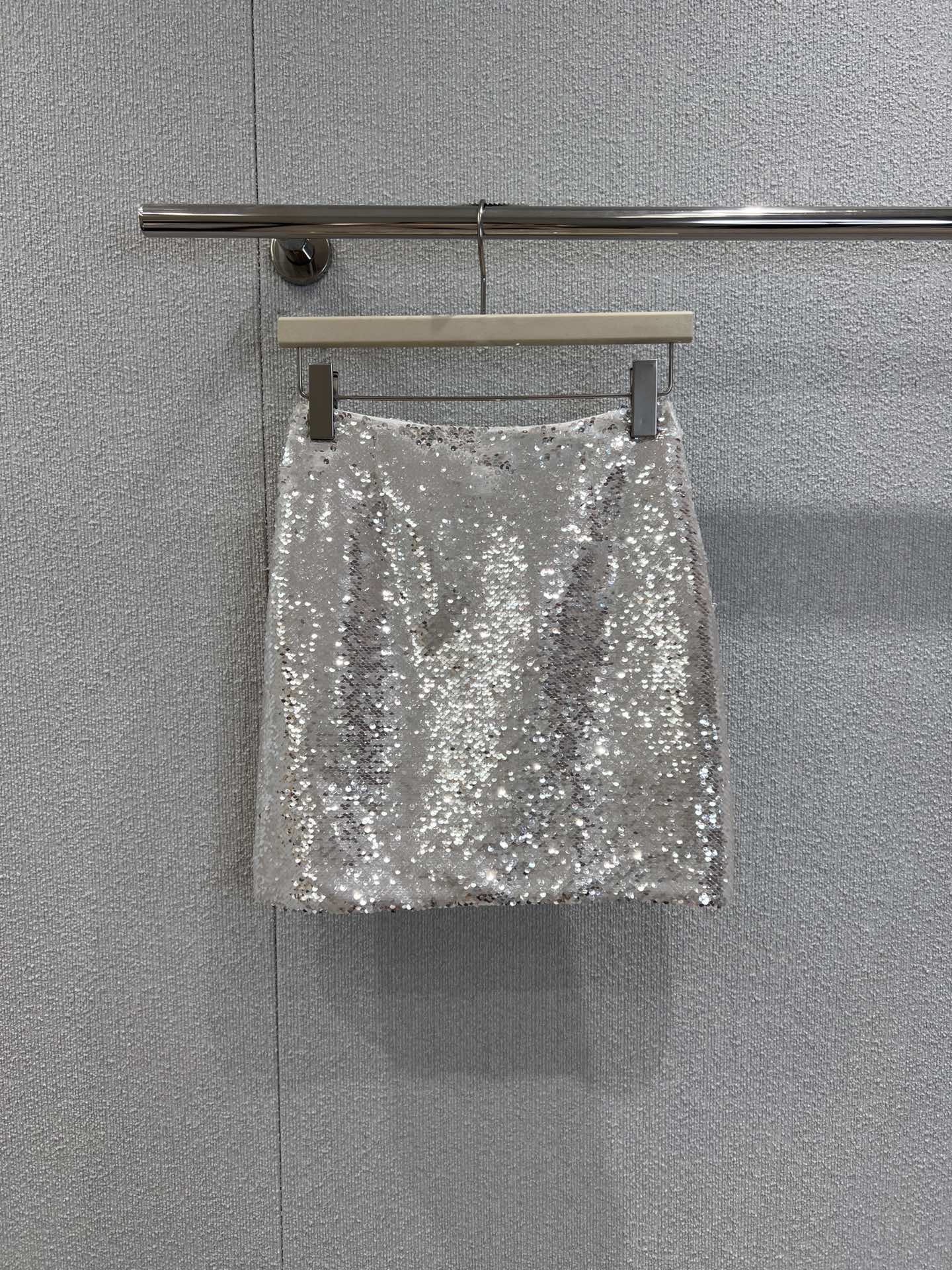 NO:508454,Supports replacement Celin* 25Fw early autumn new style, eye-catching killer silver-white starlight texture sequin short skirt丨Exclusive high-end production!  High-waist Mini style accurately grasps the body proportions, the short design reveals the slender leg lines, and the slim body is a purely lustful ceiling, and the oversize suit becomes a cool goddess. The style switch room shows the modern and sexy Ce style. S/M/L real-life details pictures are available in stock, celine, versace, skirts, business suit, alexander wang19860909支持换款 Celin* 25Fw早秋新款 吸睛杀器银白星光质感亮片短半裙丨独家高版出品！高腰Mini版型精准拿捏身材比例,短款设计露出修长腿部线条,搭配修身上衣是纯欲风天花板,搭配oversize西装又成酷飒女神,风格切换间,尽展Ce式的摩登性感.现货发售S/M/L实拍细节图,,celine,versace,skirts,business suit,alexander wang,Women's clothing