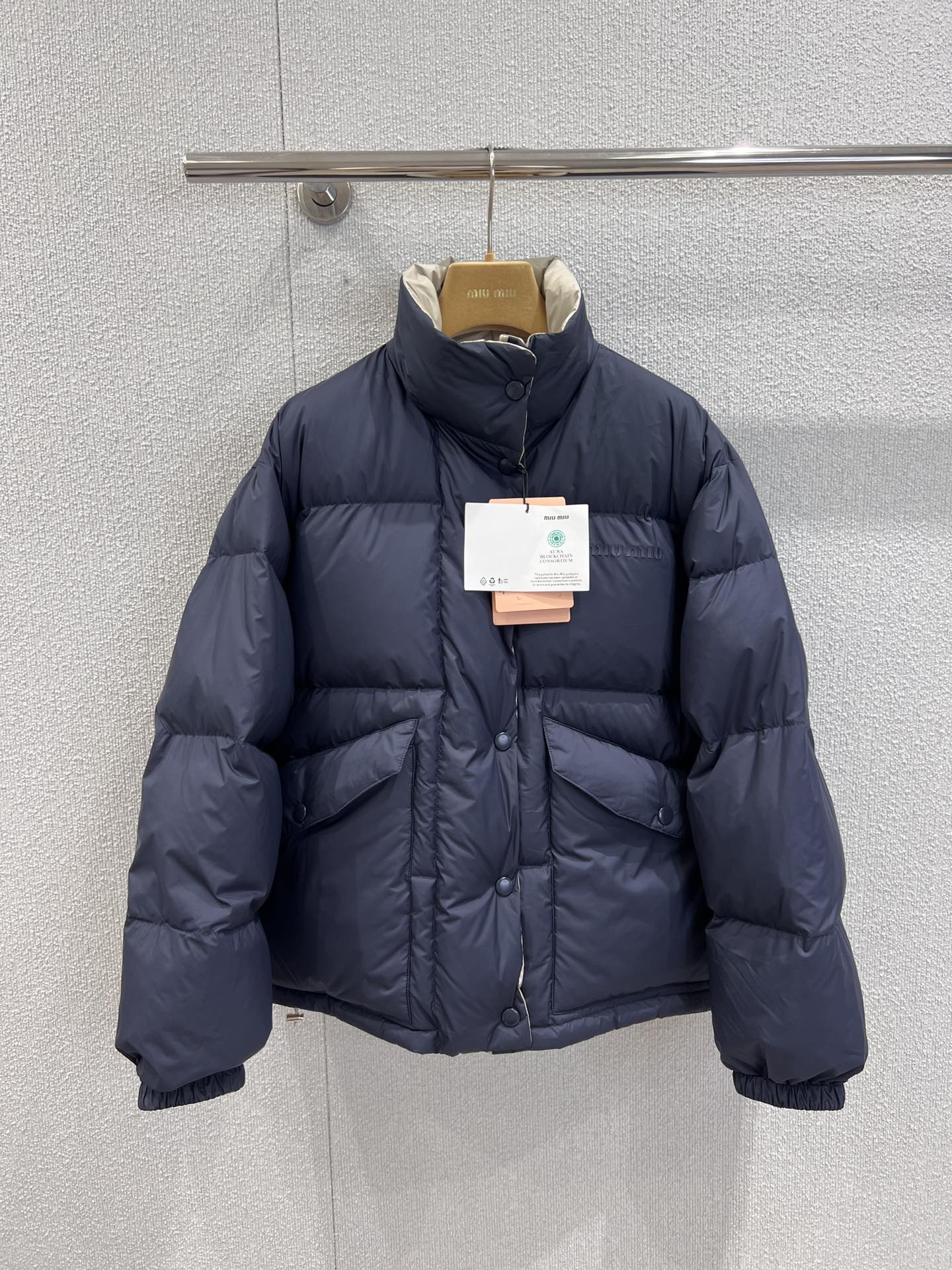 NO:506201,With dust bag MiuMi* 25Fw autumn and winter new model, micro-standard double-sided down jacket jacket丨Exclusive yb development!  High-end production!  The duplex design of dark blue and beige is simple and atmospheric beige stand collar on one side, and the cool dark blue work style on the other side, which achieves free style switching. Excellent warmth and lightweight wear. The style is large, with a hem drawstring, and the details show the brand's balance of layering and practicality in the outfit. It is a piece that combines fashion and warmth in autumn and winter, which is very suitable for trendy people who pursue personalized outfits. S/M/L real-life details pictures are available in stock, miumiu, jackets & coats, down jacket, alexander wang19860909配防尘袋 MiuMi* 25Fw秋冬新款 微标双面穿羽绒服外套丨独家yb开发！高版出品！采用深蓝与米色双面设计,一面是简约大气的米色立领款,另一面是酷感十足的深蓝工装风,实现风格的自由切换.保暖性优异且穿着轻盈.版型偏大,带有下摆抽绳可调节,细节处尽显品牌对穿搭层次感与实用性的兼顾,是秋冬兼具时尚与保暖的单品,很适合追求个性穿搭的潮流人士.现货发售S/M/L实拍细节图,,miumiu,jackets & coats,down jacket,alexander wang,Women's clothing