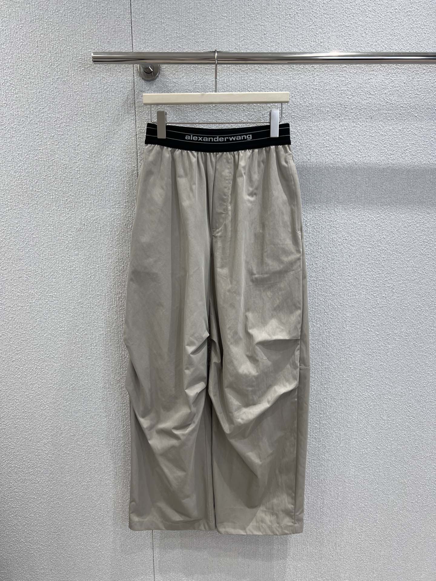 NO:506812,Support replacement Alexand*r wang 25Fw early autumn new style waist seal tool wide-leg trousers | Exclusive yb development!  High-end production!  The two colors of a crisp and sleek fabric are used to interpret the minimalist style; the iconic brand letter waistband is the highlight of the soul, the comfort of the elastic webbing and the recognition of the brand logo make the waist a visual anchor of the shape; the exaggerated wide-leg silhouette has a 'mopping' aura, the drape and wrinkle of the fabric during walking, which makes the tough work clothes and the casualness of the high street into a unique trendy and cool tone. S/M/L real-life details pictures are available in stock, alexander wang19860909支持换款 Alexand*r wang 25Fw早秋新款 腰封工装阔腿长裤丨独家yb开发！高版出品！选用挺括又垂顺的面料双色诠释极简潮范；标志性的品牌字母腰封是灵魂亮点,弹力织带的舒适感与品牌标识的辨识度碰撞,让腰头成为造型的视觉锚点；夸张的阔腿廓形自带“拖地”气场,行走间面料的垂坠感与褶皱层次,把工装的硬朗与高街的随性揉成了独一份的潮酷腔调.现货发售S/M/L实拍细节图,,alexander wang,Women's clothing