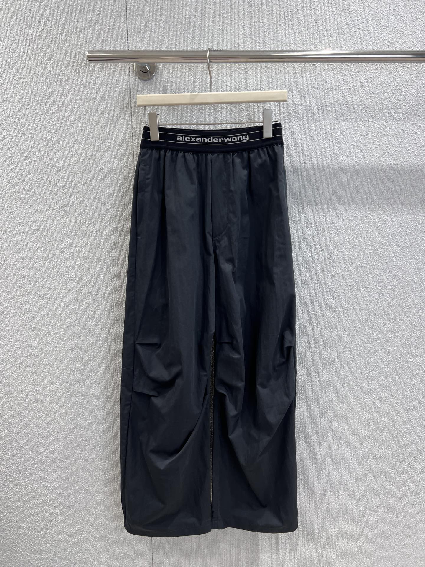 NO:506821,Support replacement Alexand*r wang 25Fw early autumn new style waist seal tool wide-leg trousers | Exclusive yb development!  High-end production!  The two colors of a crisp and sleek fabric are used to interpret the minimalist style; the iconic brand letter waistband is the soul highlight, the comfort of the elastic webbing and the recognition of the brand logo make the waist a visual anchor point of the shape; the exaggerated wide-leg silhouette has a 'mopping' aura, the drape and wrinkle of the fabric during walking, which makes the tough work clothes and the casualness of the high street into a unique trendy and cool tone. S/M/L real-life details pictures are available in stock, alexander wang19860909支持换款 Alexand*r wang 25Fw早秋新款 腰封工装阔腿长裤丨独家yb开发！高版出品！选用挺括又垂顺的面料双色诠释极简潮范；标志性的品牌字母腰封是灵魂亮点,弹力织带的舒适感与品牌标识的辨识度碰撞,让腰头成为造型的视觉锚点；夸张的阔腿廓形自带“拖地”气场,行走间面料的垂坠感与褶皱层次,把工装的硬朗与高街的随性揉成了独一份的潮酷腔调.现货发售S/M/L实拍细节图,,alexander wang,Women's clothing
