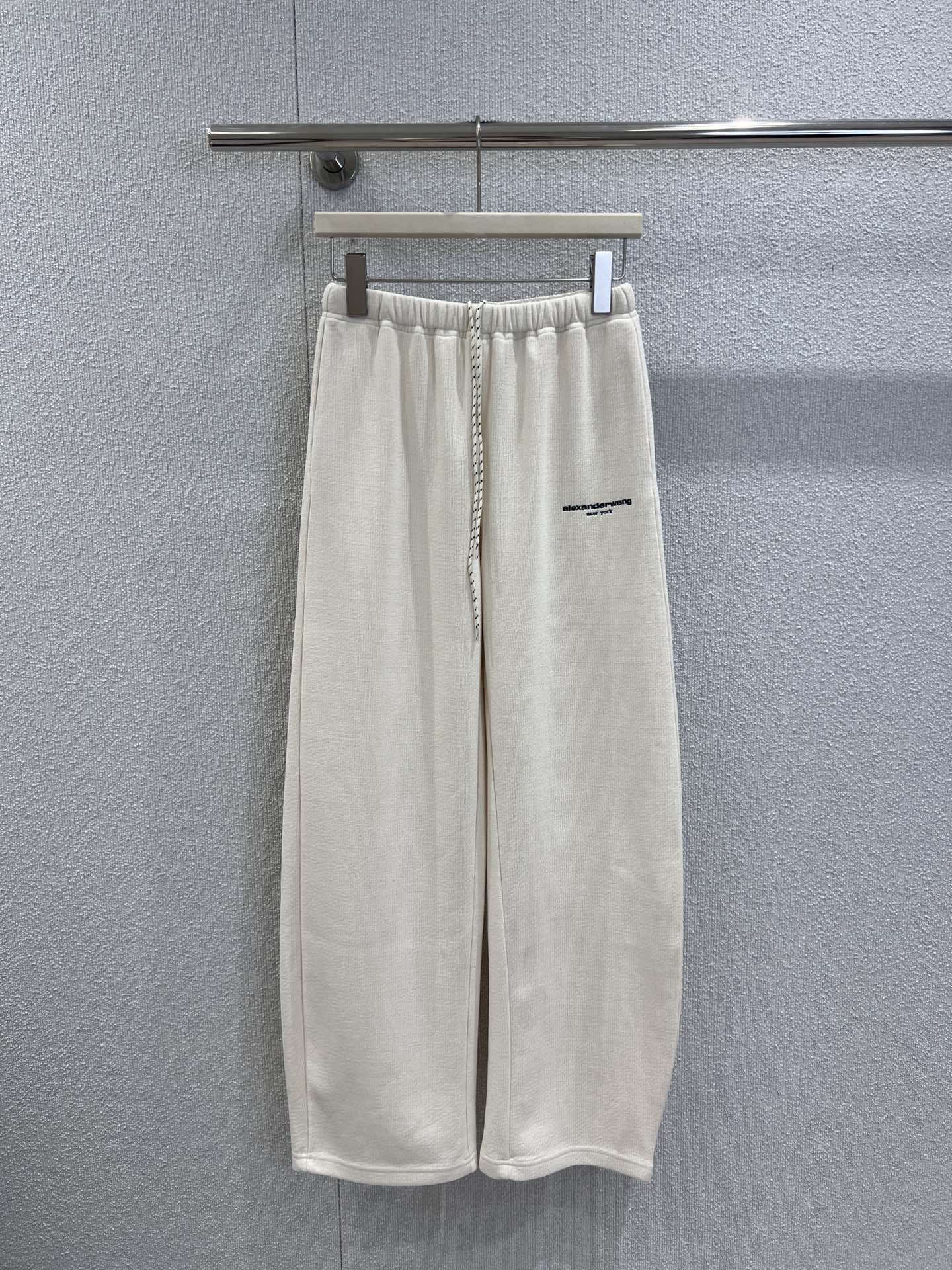 NO:506795,Support replacement Alexand*r wang 25Fw early autumn new logo embroidered corduroy elastic waist casual trousers | Exclusive high-end production!  Use corduroy fabric with full texture, beige and navy blue, elastic waist + drawstring design is suitable for various body shapes, loose wide-leg silhouette comes with the magic of 'missing underwear'; the brand logo embroidery of the trouser body is the finishing touch - low-key black and red contrasting (or pure black) letter logo logo, which fully recognises the streets of the AW king, allowing a pair of casual pants to break out of the shackles of the 'home feeling' and become a trendy anchor for the styling. S/M/L real-life details pictures, alexander wang, alexander wang19860909支持换款 Alexand*r wang 25Fw早秋新款 logo刺绣灯芯绒松紧腰休闲长裤丨独家高版出品！选用质感饱满的灯芯绒面料,米白、藏蓝双色可选,松紧腰+抽绳设计适配各种身形,宽松阔腿廓形自带“下衣失踪”的显高魔法；裤身的品牌Logo刺绣是点睛之笔——低调黑红撞色（或纯黑）的字母标识,把AW大王的街头辨识度拉满,让一条休闲裤跳出“家居感”的桎梏,成为造型的潮酷锚点.现货发售S/M/L实拍细节图,,alexander wang,alexander wang,Women's clothing