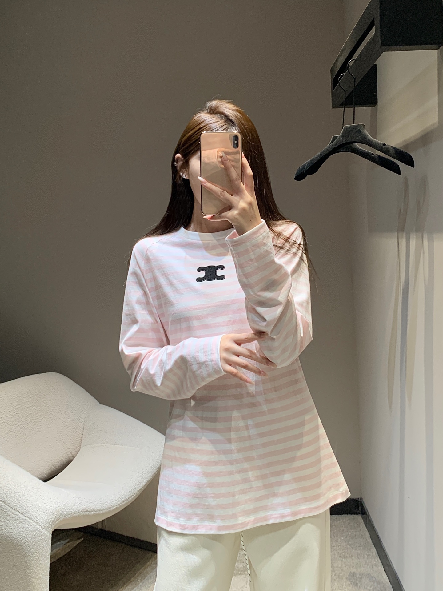 NO:506834,Celin* 25Fw early autumn new style Arc de Triomphe micro-label contrast striped long-sleeved T-shirt丨Exclusive high-end production!  Selected skin-friendly cotton fabrics, blue and white and pink and white contrasting stripes are the visual memory of the classic sea soul shirt, and the black Arc de Triomphe on the chest is his identity seal - the simple embroidery process allows the logo and striped texture to naturally blend, retaining the exquisiteness of the French brand, and eliminating the high-end sense of distance. The ragdoll sleeves style modifies the shoulder line, the loose silhouette is suitable for various body shapes, and there is no sense of restraint in daily wear. S/M/L is available in stock, celine,tees, t-shirt,alexander wang19860909Celin* 25Fw早秋新款 凯旋门微标撞色条纹长袖T恤丨独家高版出品！精选亲肤棉感面料,蓝白、粉白撞色条纹是经典海魂衫的视觉记忆,胸前黑色凯旋门微标则是他家的身份印章——简约刺绣工艺让标识与条纹肌理自然融合,既保留了法式品牌的精致感,又消解了高奢的距离感.插肩袖版型修饰肩线,宽松廓形适配各种身形,日常穿搭毫无束缚感.现货发售S/M/L,,celine,tees，t-shirt,alexander wang,Women's clothing