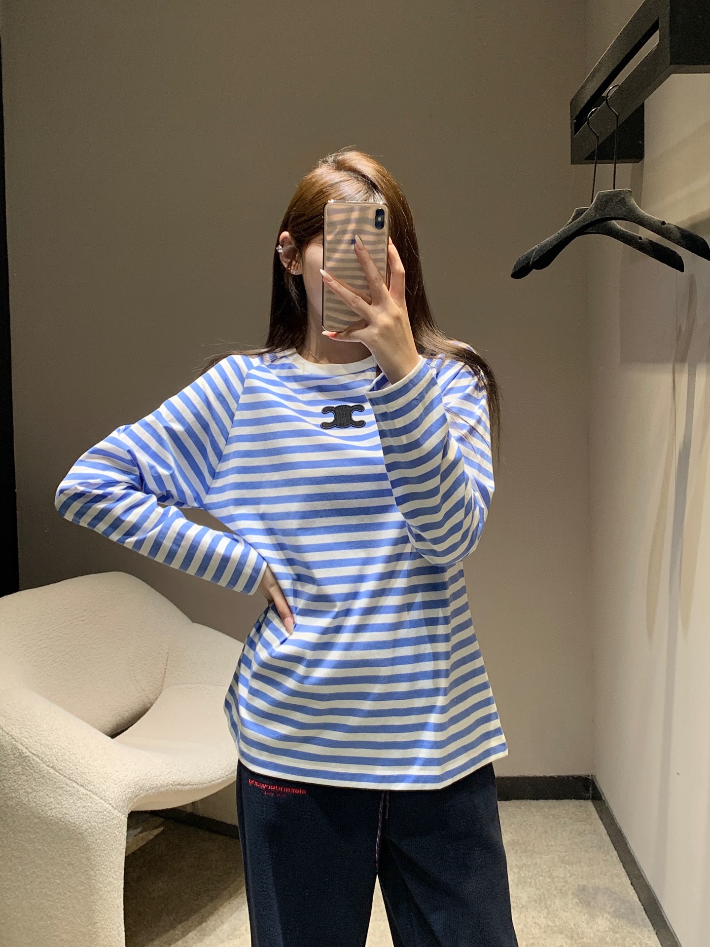 NO:506824,Celin* 25Fw early autumn new style Arc de Triomphe micro-label contrast striped long-sleeved T-shirt丨Exclusive high-end production!  Selected skin-friendly cotton fabrics, blue and white and pink and white contrasting stripes are the visual memory of the classic sea soul shirt, and the black Arc de Triomphe on the chest is his identity seal - the simple embroidery process allows the logo and striped texture to naturally blend, retaining the exquisiteness of the French brand, and eliminating the high-end sense of distance. The ragdoll sleeves style modifies the shoulder line, the loose silhouette is suitable for various body shapes, and there is no sense of restraint in daily wear. S/M/L is available in stock, celine,tees, t-shirt,alexander wang19860909Celin* 25Fw早秋新款 凯旋门微标撞色条纹长袖T恤丨独家高版出品！精选亲肤棉感面料,蓝白、粉白撞色条纹是经典海魂衫的视觉记忆,胸前黑色凯旋门微标则是他家的身份印章——简约刺绣工艺让标识与条纹肌理自然融合,既保留了法式品牌的精致感,又消解了高奢的距离感.插肩袖版型修饰肩线,宽松廓形适配各种身形,日常穿搭毫无束缚感.现货发售S/M/L,,celine,tees，t-shirt,alexander wang,Women's clothing