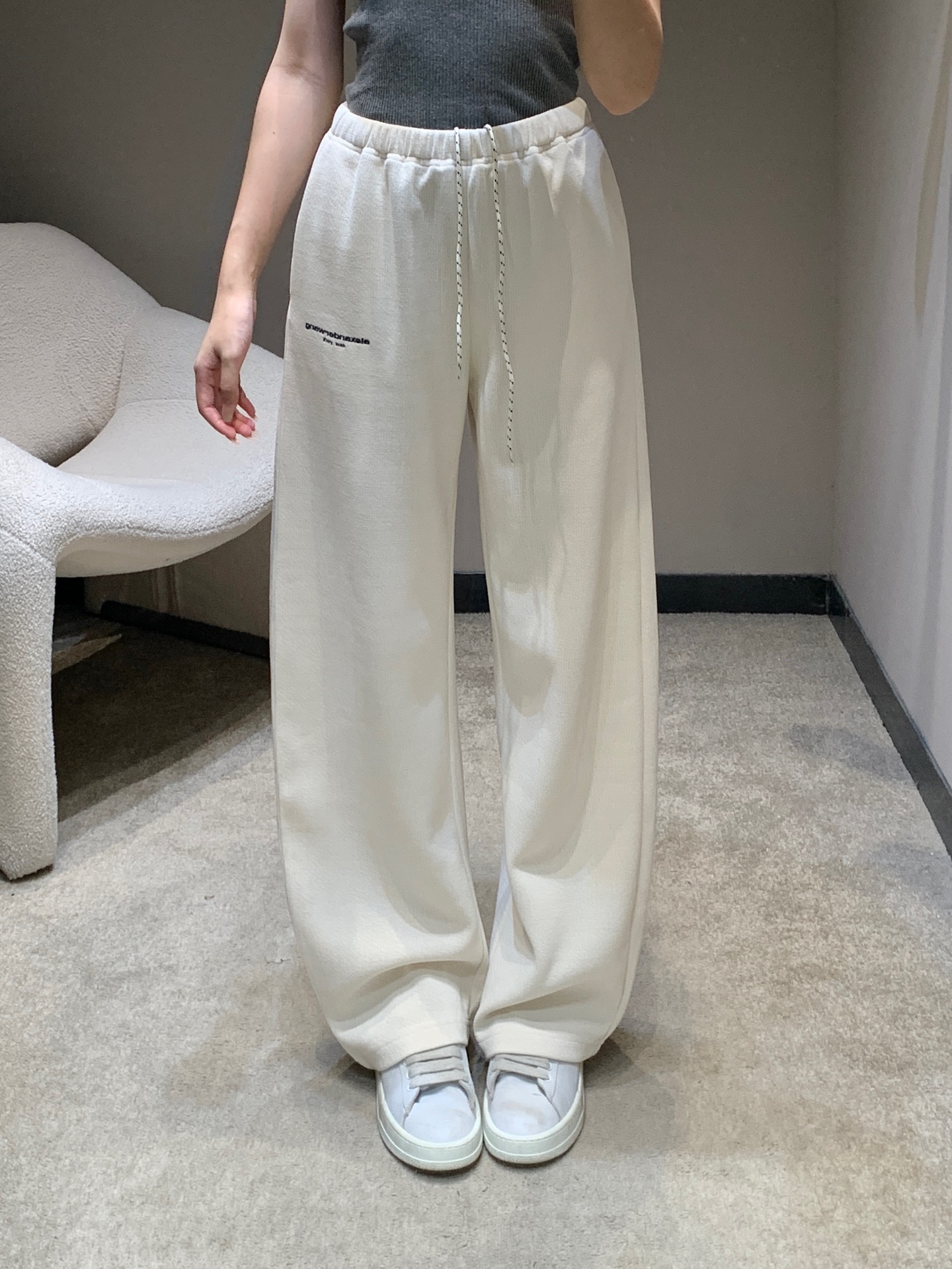 NO:506798,Alexand*r wang 25Fw early autumn new logo embroidered corduroy elastic waist casual trousers | Exclusive high-end production!  Use corduroy fabric with full texture, beige and navy blue, elastic waist + drawstring design to suit various body shapes, loose wide-leg silhouette comes with the magic of 'missing underwear' to show height; the brand logo embroidery of the trouser body is the finishing touch - low-key black and red contrasting (or pure black) letter logo logo, which fully recognises the streets of the AW king, allowing a pair of casual pants to break out of the shackles of the 'home feeling' and become a trendy anchor point for the styling. S/M/L is available in stock, alexander wang, alexander wang19860909Alexand*r wang 25Fw早秋新款 logo刺绣灯芯绒松紧腰休闲长裤丨独家高版出品！选用质感饱满的灯芯绒面料,米白、藏蓝双色可选,松紧腰+抽绳设计适配各种身形,宽松阔腿廓形自带“下衣失踪”的显高魔法；裤身的品牌Logo刺绣是点睛之笔——低调黑红撞色（或纯黑）的字母标识,把AW大王的街头辨识度拉满,让一条休闲裤跳出“家居感”的桎梏,成为造型的潮酷锚点.现货发售S/M/L,,alexander wang,alexander wang,Women's clothing