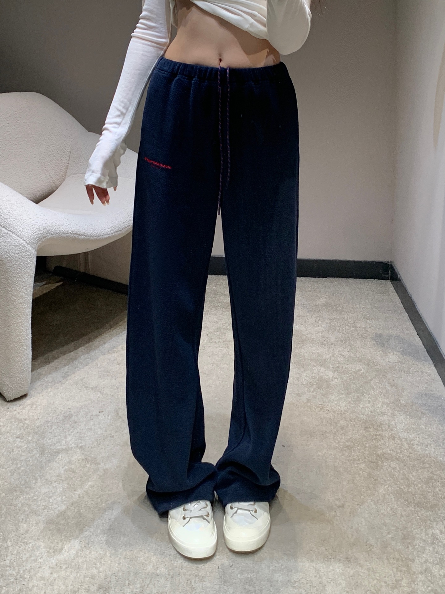 NO:506807,Alexand*r wang 25Fw early autumn new logo embroidered corduroy elastic waist casual trousers | Exclusive high-end production!  Use corduroy fabric with full texture, beige and navy blue, elastic waist + drawstring design to suit various body shapes, loose wide-leg silhouette comes with the magic of 'missing underwear' to show height; the brand logo embroidery of the trouser body is the finishing touch - low-key black and red contrasting (or pure black) letter logo logo, which fully recognises the streets of the AW king, allowing a pair of casual pants to break out of the shackles of the 'home feeling' and become a trendy anchor point for the styling. S/M/L is available in stock, alexander wang, alexander wang19860909Alexand*r wang 25Fw早秋新款 logo刺绣灯芯绒松紧腰休闲长裤丨独家高版出品！选用质感饱满的灯芯绒面料,米白、藏蓝双色可选,松紧腰+抽绳设计适配各种身形,宽松阔腿廓形自带“下衣失踪”的显高魔法；裤身的品牌Logo刺绣是点睛之笔——低调黑红撞色（或纯黑）的字母标识,把AW大王的街头辨识度拉满,让一条休闲裤跳出“家居感”的桎梏,成为造型的潮酷锚点.现货发售S/M/L,,alexander wang,alexander wang,Women's clothing