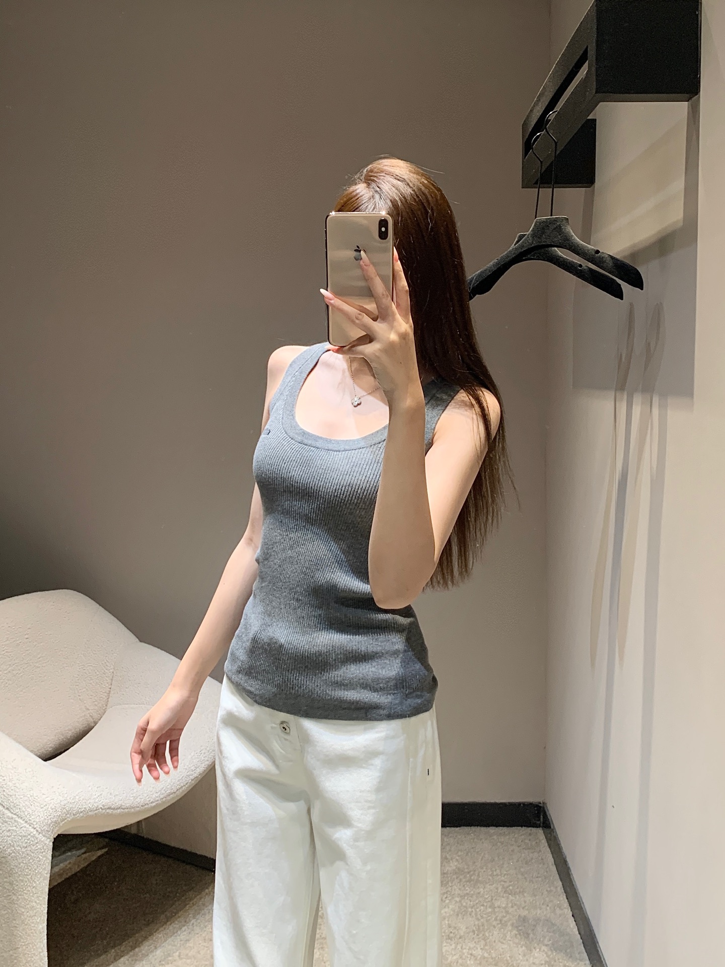 NO:506853,Miumi* 25FW early autumn new style versatile logo embroidered sleeveless knitted vest丨Exclusive yb development!  High-end production!  Use delicate knitted fabrics, gray color tweaks with high-end filters, and classic U-neck design to modify the shoulder and neck lines, which combines the girl's delicacy and neatness of the shoulder and neck; the brand logo embroidery on the left chest is the finishing touch, which anchors the high-end identity in a low-key and precise manner, allowing a vest to jump out of the 'basic inner wear' frame and become a style seal of the shape. S/M/L is available in stock, miumiu, alexander wang19860909Miumi* 25FW早秋新款 百搭徽标刺绣无袖针织背心丨独家yb开发！高版出品！选用细腻针织面料,灰调色系自带高级滤镜,经典U领设计修饰肩颈线条,把少女的娇俏与肩颈的利落感揉成一体；左胸的品牌徽标刺绣是点睛之笔,低调又精准地锚定高奢身份,让一件背心跳出“基础内搭”的框架,成为造型的风格印章.现货发售S/M/L,,miumiu,alexander wang,Women's clothing