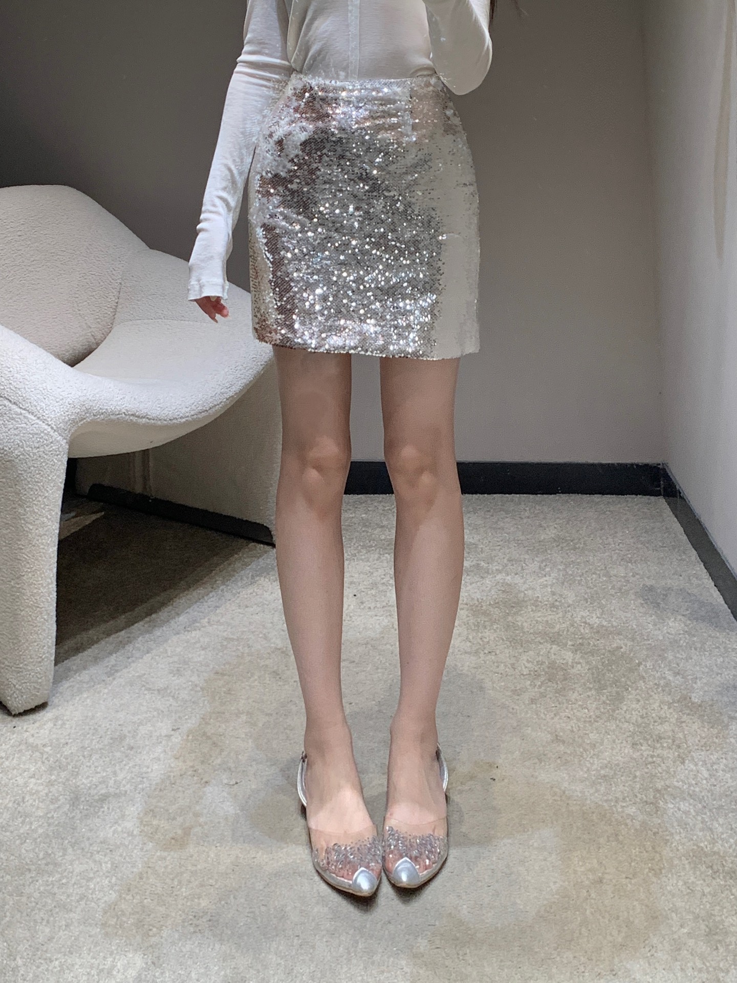 NO:508460,Celin* 25Fw early autumn new style, eye-catching killer silver-white starlight texture sequin short skirt丨Exclusive high-end production!  High-waist Mini style accurately grasps the body proportions, the short design reveals the slender leg lines, and the slim body is a purely lustful ceiling, and the oversize suit becomes a cool goddess. The style switch room shows the modern and sexy Ce style. S/M/L is available in stock, celine, versace, skirts, business suit, alexander wang19860909Celin* 25Fw早秋新款 吸睛杀器银白星光质感亮片短半裙丨独家高版出品！高腰Mini版型精准拿捏身材比例,短款设计露出修长腿部线条,搭配修身上衣是纯欲风天花板,搭配oversize西装又成酷飒女神,风格切换间,尽展Ce式的摩登性感.现货发售S/M/L,,celine,versace,skirts,business suit,alexander wang,Women's clothing