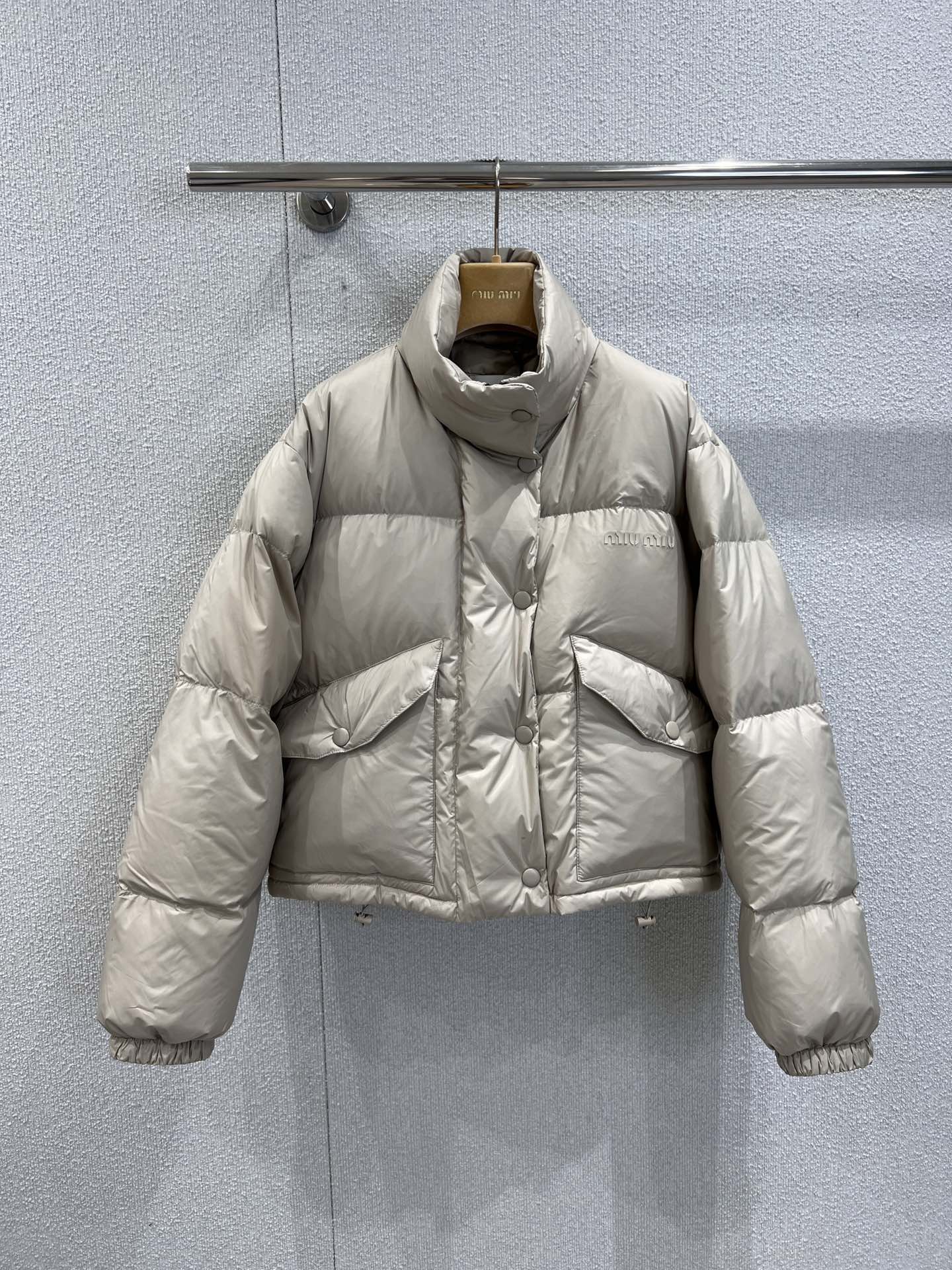 NO:508436,With dust bag Miumi* 25FW autumn and winter new style, three-dimensional logo letter stand-alone down jacket jacket丨Exclusive yb development!  High-end production!  The stand-up collar design can not only resist the invasion of the cold wind, but also add a neat aura to the shape; the oversize silhouette has a slack feeling, which is tolerated with various figures, but also creates a sweet and cool dressing formula of 'missing underwear'. It is a college-style girl with pleated skirts, and it becomes a street-style girl with jeans. It is available in stock. S/M/L real-life details pictures, miumiu, versace, skirts, jeans, jackets & coats, down jacket, alexander wang19860909配防尘袋 Miumi* 25FW秋冬新款 立体徽标字母立领羽绒服外套丨独家yb开发！高版出品！立领设计既能抵御寒风侵袭,又为造型增添利落气场；oversize廓形自带松弛感,包容各种身材的同时,更能打造“下衣失踪”的甜酷穿搭公式,搭配百褶裙是学院风少女,搭配牛仔裤又秒变街头酷妹.现货发售S/M/L实拍细节图,,miumiu,versace,skirts,jeans,jackets & coats,down jacket,alexander wang,Women's clothing