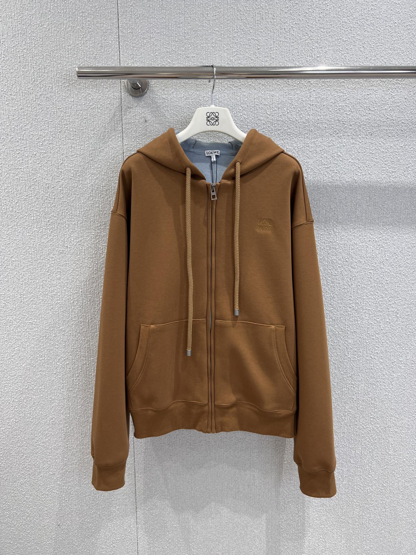 NO:506856,Support replacement Loew* 25Fw early autumn new model Cotton loose zipper hooded sweatshirt jacket | Exclusive yb development!  High-end production!  Made of high-stack combed cotton, it feels soft and glutinous as clouds, but the upper body has a crisp silhouette, loose cut and slimming, which is friendly to all kinds of figures; the iconic Anagram embroidery logo embellishes the chest with a low-key embellishment, full-length zipper design, can be worn open to create a casual atmosphere, and can also be used to instantly turn into a casual hoodie, and the style can be switched freely. Easy to wear it to create a effortless and fashionable feeling. Details of S/M/L on sale in stock, loewe, hoodie, sweatshirts, jackets & coats, hats, alexander wang19860909支持换款 Loew* 25Fw早秋新款 棉质宽松拉链连帽卫衣外套丨独家yb开发！高版出品！选用高支精梳棉打造,手感软糯如云朵,上身却带着挺括的廓形感,宽松剪裁藏肉显瘦,对各种身形都友好；标志性的Anagram刺绣徽标低调点缀胸前,全长拉链设计,可敞开穿营造随性氛围,也能拉上秒变休闲帽衫,风格切换自如.轻松穿出毫不费力的时髦感.现货发售S/M/L实拍细节图,,loewe,hoodie,sweatshirts,jackets & coats,hats,alexander wang,Women's clothing