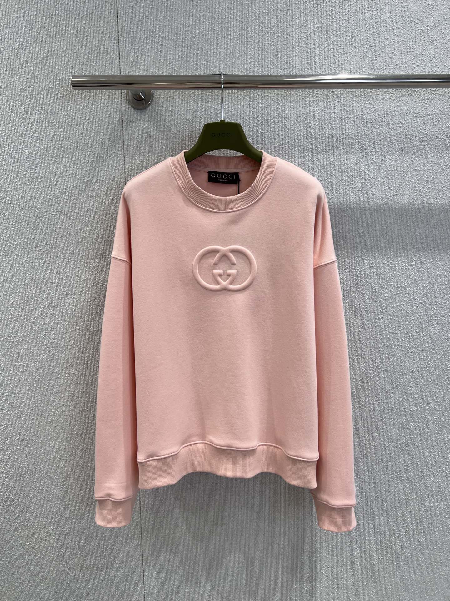 NO:508473,Support replacement Gucc* 25Fw early autumn new logo embossed round neck sweatshirt丨Exclusive yb development!  High-end production!  The selected high-quality cotton fabrics are soft and crisp, skin-friendly and styling. The three-dimensional double G embossed logo on the chest abandons the exaggerated printing form and vividly displays the body with a relief texture. On the black, pink and white canvas, it is low-key and luxurious. There is no need for extra decoration, the oversize round neck silhouette is full of friendship for all body shapes. S/M/L real-life details pictures are available in stock, gucci, versace, hoodie, sweatshirts, alexander wang19860909支持换款 Gucc* 25Fw早秋新款 logo压花圆领卫衣丨独家yb开发！高版出品！精选的优质棉感面料,兼具柔软与挺括,亲肤性与造型感两手抓.胸前的立体双G压花Logo,摒弃了浮夸的印花形式,以浮雕般的质感跃然衣身,在黑、粉、白三色画布上,低调奢华.无需多余装饰,oversize圆领廓形对各种身形友好度拉满.现货发售S/M/L实拍细节图,,gucci,versace,hoodie,sweatshirts,alexander wang,Women's clothing