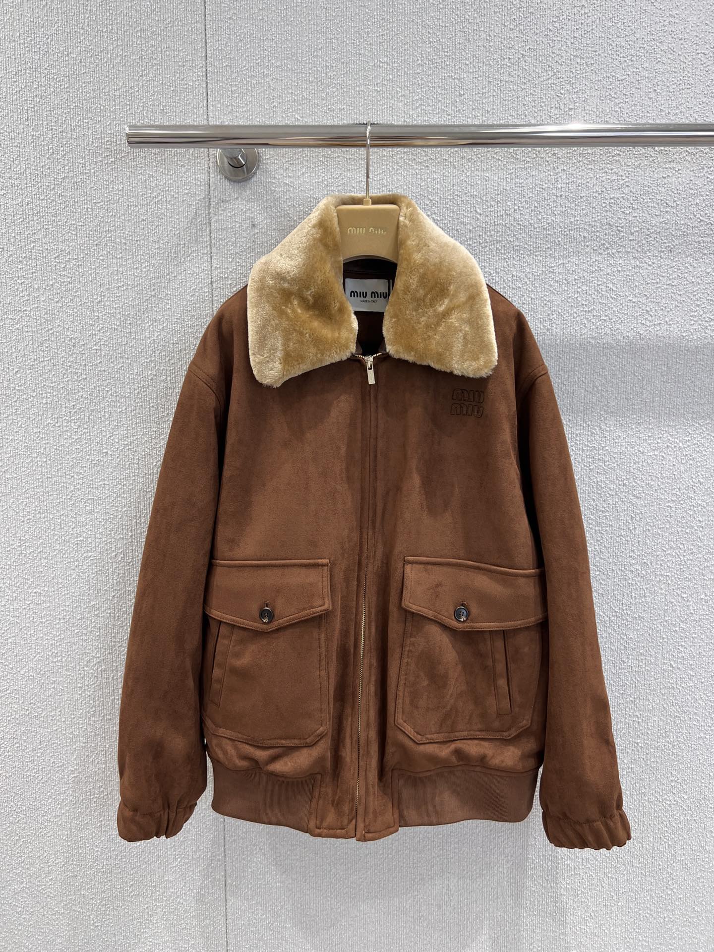 NO:508433,Support replacement Miumiu 25fw autumn and winter new style wool wool collar zipper jacket | Exclusive high-end production!  Caramel brown suede textured fabric as canvas outlines the fashionable fantasy of winter. It adopts oversize shoulder-falling silhouette, which is slack and neat, perfectly adapts to various figures. The classic zippered placket design, paired with three-dimensional workwear air pockets on both sides, has both pragmatic and thoughtfulness and a tough tone of retro workwear, as if the fashion memories of the last century are copied with one click, and the body is the protagonist of a walking retro pictorial. S/M/L real-life details pictures are available in stock, miumiu, versace, jackets & coats, jackets & coats, chamois leather, alexander wang19860909支持换款 Miumiu 25fw秋冬新款 羊毛毛领拉链夹克外套丨独家高版出品！以焦糖棕麂皮质感面料为画布,勾勒出属于冬日的时髦狂想.采用oversize落肩廓形,松弛又不失利落感,完美适配各种身形.经典的拉链门襟设计,搭配两侧立体工装风口袋,既有实用主义的贴心,又暗藏复古工装的硬朗腔调,仿佛将上世纪的时尚记忆一键复刻,穿上身便是行走的复古画报主角.现货发售S/M/L实拍细节图,,miumiu,versace,jackets & coats,jackets & coats,chamois leather,alexander wang,Women's clothing