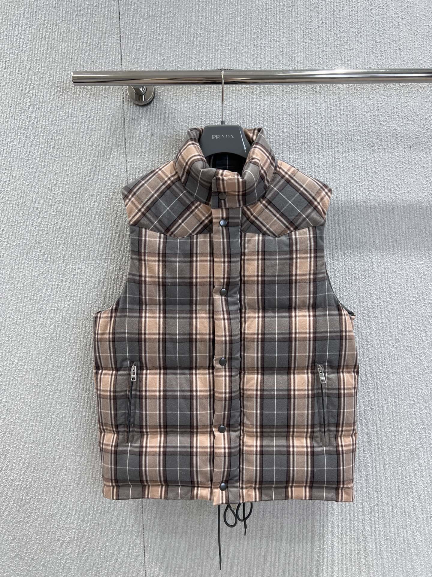 NO:535894,With dust bag Prad* 25FW autumn and winter new style plaid stand-collar down vest | Exclusive yb development!  High-end production!  Use plaid fabric splicing down filling technology, warm plaid comes with retro filters, cleverly blending British style and Italian style; the fluffy texture of down injects warm tension into the shape, breaking the monotony of traditional vests, the stand-up collar design is neat and windproof, and the details of buttons and drawstrings have both functional and design sense, which is the accurate interpretation of P home's practical aesthetics. S/M/L real-time details pictures are available in stock, prada, down jacket, alexander wang19860909配防尘袋 Prad* 25FW秋冬新款 格纹立领羽绒马甲丨独家yb开发！高版出品！选用格纹面料拼接羽绒填充工艺,暖调格纹自带复古滤镜,将英伦风情与意式极简巧妙融合；羽绒的蓬松质感为造型注入温暖张力,打破传统马甲的单调感,立领设计利落防风,纽扣与抽绳细节兼具功能性与设计感,是P家对实用美学的精准诠释.现货发售S/M/L实拍细节图,,prada,down jacket,alexander wang,Women's clothing