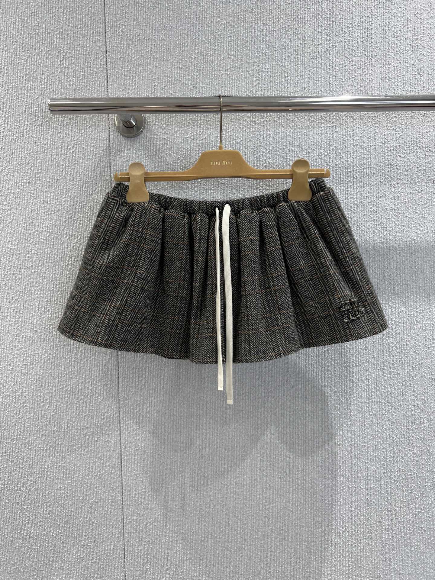 NO:506866,MiuMi* 25FW early autumn new style retro drawstring tie mini A-line flared skirt丨Exclusive yb development!  High-end production!  There are also matching Christmas sweaters!  Classic herringbone plaid fabric, mixed with dark brown tones and fine plaid lines, with a retro filter, as if coming out of the old pictorial. The drawstring lace design embellishes pure white, injecting playful vitality into the retro background, while taking into account the comfort of casual adjustment; the mini A-shaped trumpet silhouette, neatly tailored outlines the agile skirt hem, and youthful curves are ripped during walking, cleverly blending the charm of the MIU girl with the elegance of retro. S/M/L real-life details pictures on sale, miumiu, skirts, sweaters, alexander wang19860909MiuMi* 25FW早秋新款 复古抽绳系带迷你A字喇叭半裙丨独家yb开发！高版出品！配套圣诞毛衣也有出！采用经典人字纹格纹面料,杂糅深浅棕调与细密格纹线条,自带复古滤镜,仿佛从旧时光画报中走出.抽绳系带设计点缀纯净白色,在复古底色中注入俏皮活力,同时兼顾随性调节的舒适感；迷你A字喇叭廓形,利落剪裁勾勒出灵动裙摆,行走间漾起青春弧度,将MIU系少女的娇俏与复古的雅致巧妙融合.现货发售S/M/L实拍细节图,,miumiu,skirts,sweaters,alexander wang,Women's clothing