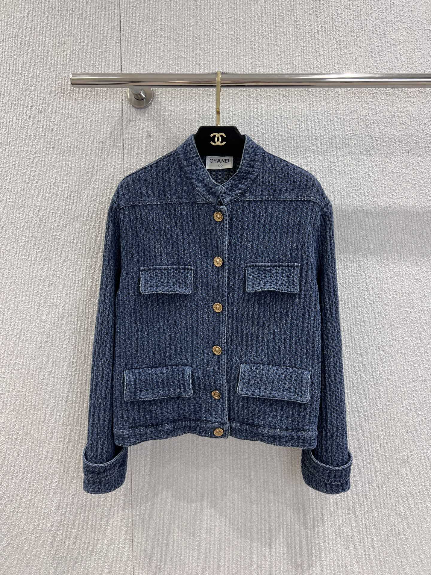 NO:517215,Support for replacement Chane* 25B high-end handicraft workshop series new style denim tweed stand collar jacket丨Exclusive high-end production!  Denim tweed fabric creates a unique texture, blues texture comes with a retro filter, which is crisp and delicate; the stand-up collar design is neat and atmospheric, paired with metallic buttons and multi-pocket layout, cleverly blending the casual work style with the exquisiteness of high-end brands. Whether it is a simple black shirt with a capable commuting style inside, or a layered retro feeling on the outside, it can create a high-end texture and unique design, the finishing touch of the early autumn style! S/M/L real-life details pictures on sale, chanel, skirts, jackets & coats, alexander wang19860909支持换款 Chane* 25B高级手工坊系列新款 牛仔粗花呢立领外套丨独家高版出品！牛仔粗花呢面料打造独特肌理,蓝调质感自带复古滤镜,挺括中又藏着细腻；立领设计利落大气,搭配金属质感的纽扣与多口袋布局,将工装风的随性与高奢品牌的精致巧妙融合,无论是内搭简约黑衫走干练通勤风,还是外搭于连衣裙之上营造层次复古感,它都能以高级质感与独特设计,早秋造型的 点睛王牌!现货发售S/M/L实拍细节图,,chanel,skirts,jackets & coats,alexander wang,Women's clothing