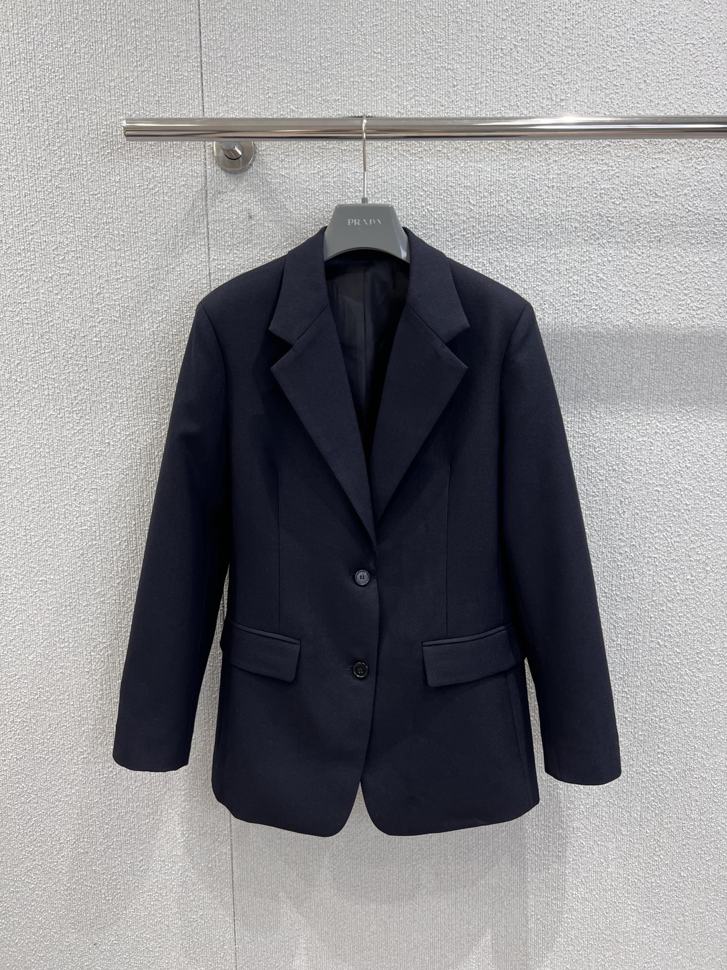 NO:517222,Support replacement Prad* 25FW early autumn new style, triangle logo blazer | Exclusive yb development!  High-end production!  The navy blue fabric creates a neat and minimalist outline of the suit, with a crisp texture and drape; the double buckle on the front is simple and atmospheric, and the pocket layout is hidden in practical and ingenious; the knitted triangle logo on the back is the finishing touch, quietly integrating the brand recognition into the low-key design, and the details show precision and ingenuity. S/M/L real-life details pictures are available in stock, prada, jackets & coats, business suit, alexander wang19860909支持换款 Prad* 25FW早秋新款 三角徽标西装外套丨独家yb开发！高版出品！藏青面料塑造利落极简的西装轮廓,质感挺括且富有垂坠感；正面双粒扣设计简约大气,口袋布局暗藏实用巧思；背部针织三角徽标是点睛之笔,将品牌辨识度悄然融入低调设计,细节处尽显精密匠心.现货发售S/M/L实拍细节图,,prada,jackets & coats,business suit,alexander wang,Women's clothing