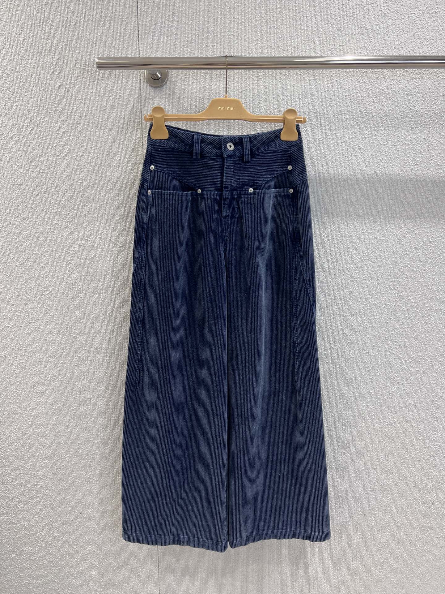 NO:508439,Support replacement Miumi* 25Fw early autumn new corduroy casual wide-leg trousers | Exclusive high-end production!  Select high-quality corduroy fabric, the delicate velvet strip texture comes with a retro filter. Dark denim blue and warm brown tones are available, dark denim blue is retro, warm brown is gentle and elegant, and different colors interpret diverse styles. Corduroy fabric not only has a soft touch, but also has a good warmth and drape, making early autumn outfits both warm and tone. S/M/L real shot details pictures are available in stock, miumiu, alexander wang19860909支持换款 Miumi* 25Fw早秋新款 灯芯绒休闲阔腿长裤丨独家高版出品！甄选高品质灯芯绒面料,细腻的绒条肌理自带复古滤镜.深牛仔蓝与暖棕色调可选,深牛仔蓝款复古率性,暖棕款温柔雅致,不同色彩演绎多元风格.灯芯绒面料不仅触感柔软,更具良好的保暖性与垂坠感,让早秋穿搭既有温度又有腔调.现货发售S/M/L实拍细节图,,miumiu,alexander wang,Women's clothing