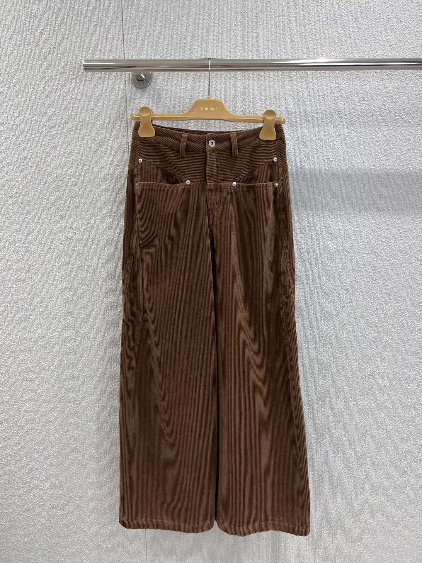 NO:508445,Support replacement Miumi* 25Fw early autumn new corduroy casual wide-leg trousers | Exclusive high-end production!  Select high-quality corduroy fabric, the delicate velvet strip texture comes with a retro filter. Dark denim blue and warm brown tones are available, dark denim blue is retro, warm brown is gentle and elegant, and different colors interpret diverse styles. Corduroy fabric not only has a soft touch, but also has a good warmth and drape, making early autumn outfits both warm and tone. S/M/L real shot details pictures are available in stock, miumiu, alexander wang19860909支持换款 Miumi* 25Fw早秋新款 灯芯绒休闲阔腿长裤丨独家高版出品！甄选高品质灯芯绒面料,细腻的绒条肌理自带复古滤镜.深牛仔蓝与暖棕色调可选,深牛仔蓝款复古率性,暖棕款温柔雅致,不同色彩演绎多元风格.灯芯绒面料不仅触感柔软,更具良好的保暖性与垂坠感,让早秋穿搭既有温度又有腔调.现货发售S/M/L实拍细节图,,miumiu,alexander wang,Women's clothing