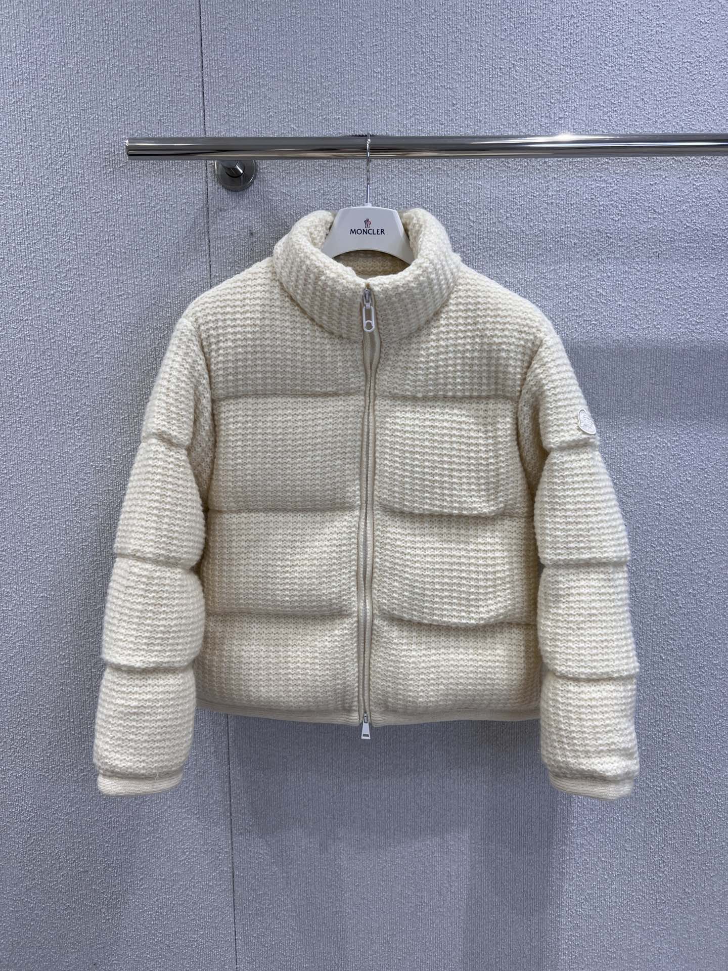 NO:507762,With dust bag Moncle* 25Fw autumn and winter new style, stand-up collar short alpaca knitted down jacket jacket | Exclusive yb development!  High-end production!  The whole body knitted texture makes the concave and convex feel softer and warmer. The brand badge on the outside of the arm has highlights of details. It is warm and stylish. Short style rectangular embossed design. Regular down can also be successfully worn to create a fashionable feeling. It is very suitable for pairing with jeans and casual pants. Fluff filling standard: National standard 90 velvet. S/M/L real-life details pictures on sale, jeans, jackets & coats, down jacket, alexander wang19860909配防尘袋 Moncle* 25Fw秋冬新款 立领短款羊驼毛针织羽绒服外套丨独家yb开发！高版出品！通体针织肌理 凹凸手感更显绵软暖和 手臂外侧品牌徽章作细节亮点 御寒又有格调 短款版型长方压纹设计 常规羽绒也能成功穿出时尚感 搭配牛仔裤休闲裤都非常 充绒标准:国标90绒 现货发售S/M/L实拍细节图,,jeans,jackets & coats,down jacket,alexander wang,Women's clothing