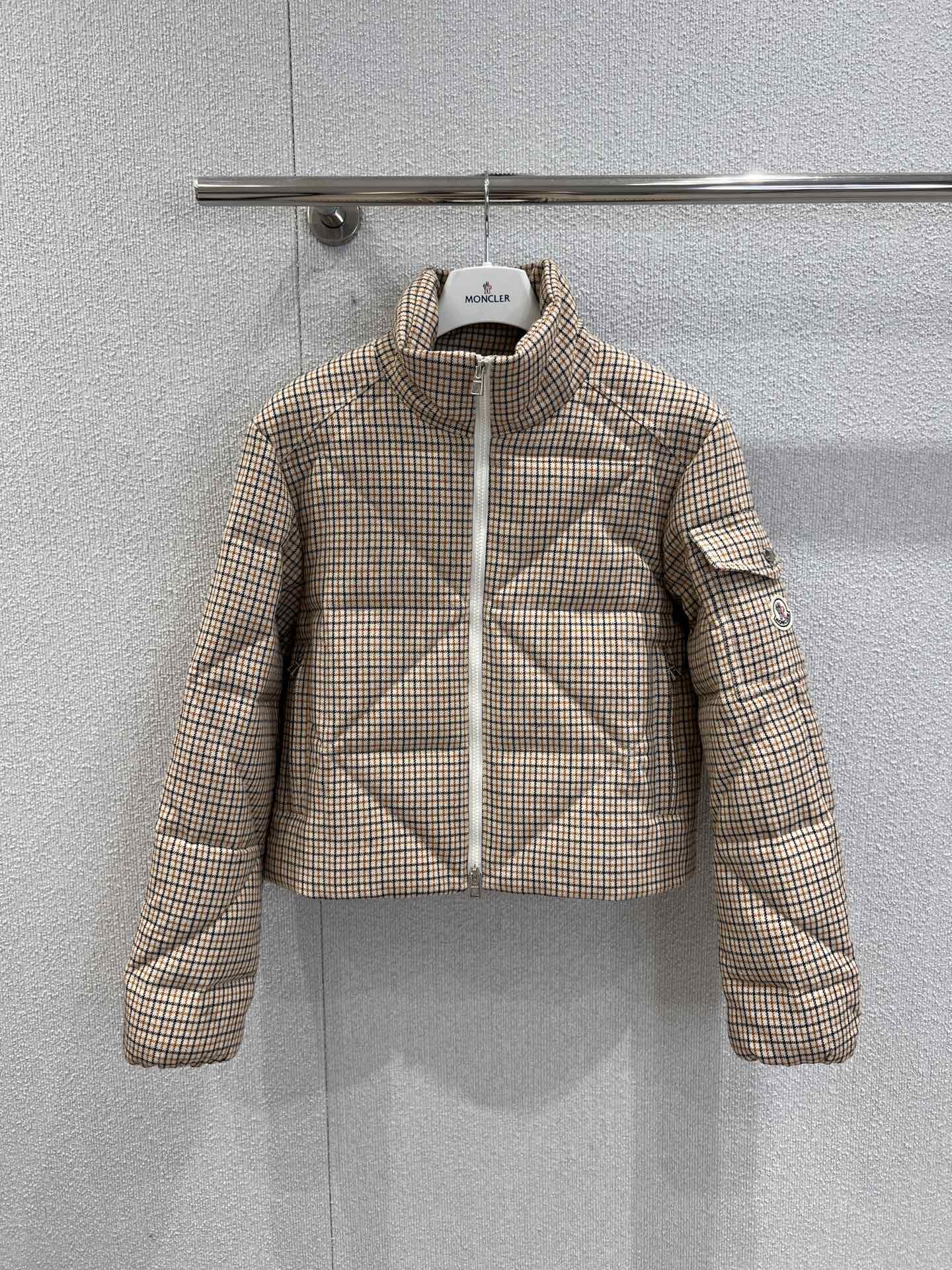 NO:507756,With dust bag Moncl*r 25FW autumn and winter new Keros diamond quilted wool blended short down jacket jacket | Exclusive yb development!  Select high-quality wool blend fabrics to weave a retro-style plaid texture. The iconic diamond quilting process, the three-dimensional quilting lines outline the geometric diamond structure, the neat and short silhouette, which optimizes the body proportions while raising the waistline, which is friendly to various body shapes. The stand-up collar design enhances the warmth of the neck and adds a bit of a cool aura; the iconic brand badge of the left arm is a low-key display of identity, and the details show the brand recognition. Whether it is paired with high-waisted pants to create a commuter-friendly style or a skirt to interpret the mature and elegant feeling, you can easily hold it and become the 'style versatile' of the autumn and winter wardrobe. S/M/L real-life details pictures are available in stock, skirts, jackets & coats, down jacket, alexander wang19860909配防尘袋 Moncl*r 25FW秋冬新款 Keros钻石绗缝羊毛混纺短款羽绒服外套丨独家yb开发！甄选高品质羊毛混纺面料,编织出复古格调的格纹肌理.标志性的钻石绗缝工艺,立体绗线勾勒出几何感十足的菱形结构,利落短款廓形,拉高腰线的同时优化身材比例,对各种身形友好.立领设计增强颈部保暖性,又添几分飒爽气场；左臂标志性品牌徽章,是身份的低调彰显,细节处尽显品牌辨识度.无论是搭配高腰裤打造通勤干练风,还是适配半裙演绎轻熟优雅感,都能轻松hold住,成为秋冬衣橱的“风格多面手”.现货发售S/M/L实拍细节图,,skirts,jackets & coats,down jacket,alexander wang,Women's clothing