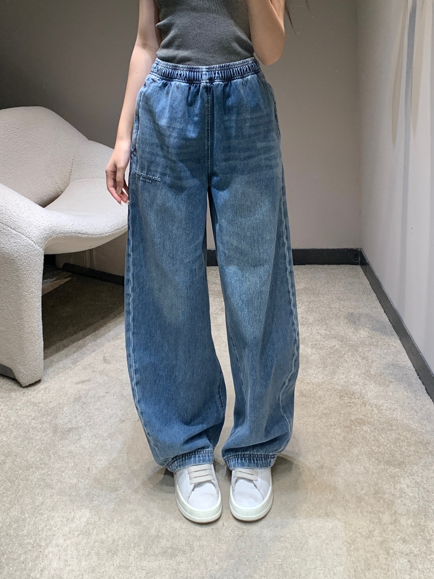 NO:508443,Alexand*r wang 25Fw early autumn new style letter embossed elastic waist denim trousers | Exclusive high-end production!  The brand letter embossed on the trouser body, abandoning exaggerated design, and two colors of dark gray and light blue retro are available. The washing process gives the denim a unique texture texture, and the retro charm is full of trendy and coolness. Whether worn alone in early autumn or layering in late autumn, you can firmly grasp the high-end street feeling. S/M/L on sale in stock, alexander wang19860909Alexand*r wang 25Fw早秋新款 字母压花松紧腰牛仔长裤丨独家高版出品！裤身的品牌字母压花,摒弃浮夸设计,深灰做旧与浅蓝复古两种色调可选,水洗工艺赋予牛仔独特的纹理质感,复古韵味中透着潮酷锋芒,无论是早秋单穿还是深秋叠搭,都能稳稳拿捏高级街头感.现货发售S/M/L,,alexander wang,Women's clothing