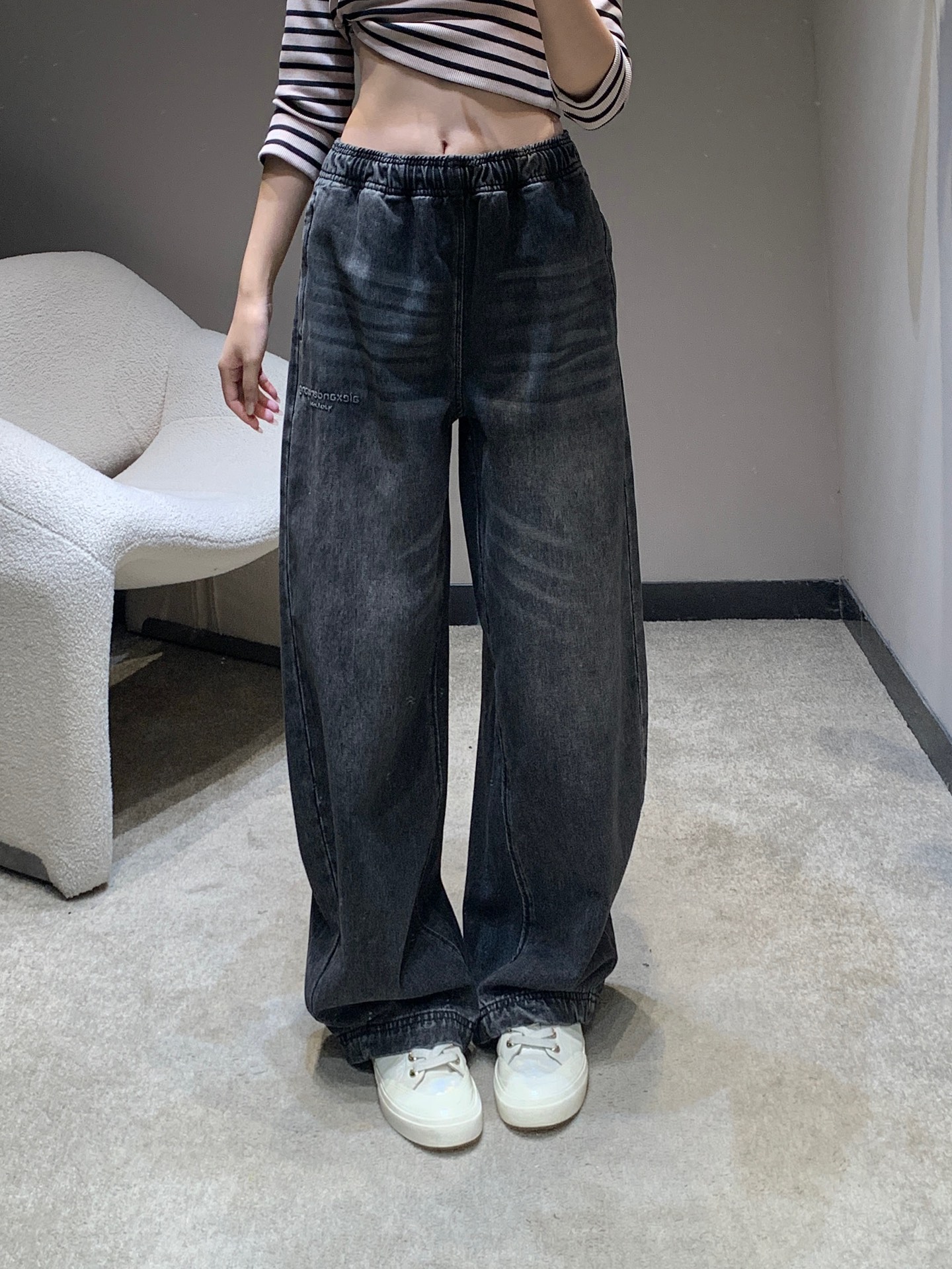 NO:508450,Alexand*r wang 25Fw early autumn new style letter embossed elastic waist denim trousers | Exclusive high-end production!  The brand letter embossed on the trouser body, abandoning exaggerated design, and two colors of dark gray and light blue retro are available. The washing process gives the denim a unique texture texture, and the retro charm is full of trendy and coolness. Whether worn alone in early autumn or layering in late autumn, you can firmly grasp the high-end street feeling. S/M/L on sale in stock, alexander wang19860909Alexand*r wang 25Fw早秋新款 字母压花松紧腰牛仔长裤丨独家高版出品！裤身的品牌字母压花,摒弃浮夸设计,深灰做旧与浅蓝复古两种色调可选,水洗工艺赋予牛仔独特的纹理质感,复古韵味中透着潮酷锋芒,无论是早秋单穿还是深秋叠搭,都能稳稳拿捏高级街头感.现货发售S/M/L,,alexander wang,Women's clothing