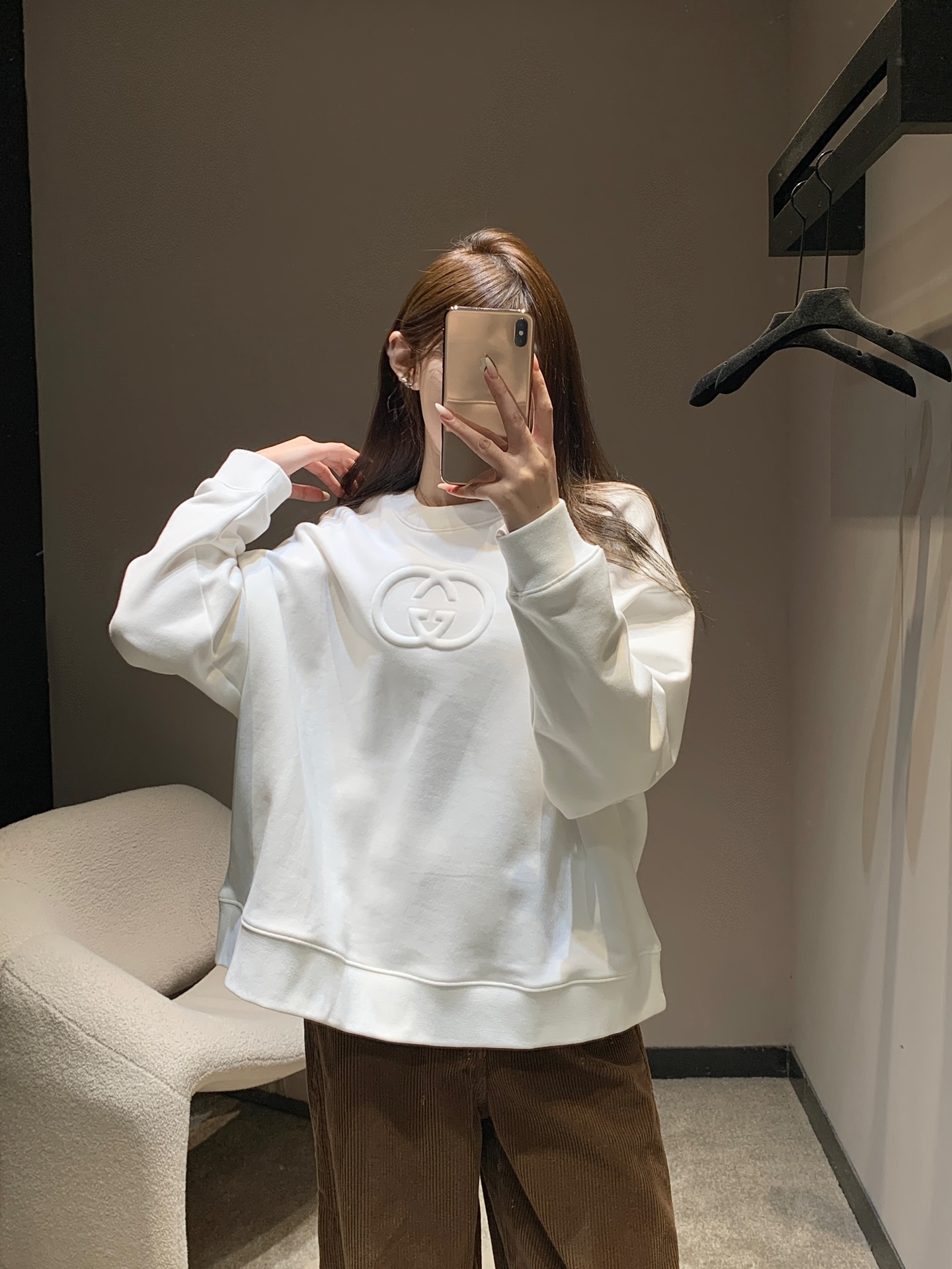 NO:508468,Gucc* 25Fw early autumn new logo embossed round neck sweatshirt丨Exclusive yb development!  High-end production!  The selected high-quality cotton fabrics are soft and crisp, skin-friendly and styling. The three-dimensional double G embossed logo on the chest abandons the exaggerated printing form and vividly displays the body with a relief texture. On the black, pink and white canvases, it is low-key and luxurious. There is no need for extra decoration, and the oversize round neck silhouette is full of friendship for all body shapes. S/M/L is available in stock, gucci, versace, hoodie, sweatshirts, alexander wang19860909Gucc* 25Fw早秋新款 logo压花圆领卫衣丨独家yb开发！高版出品！精选的优质棉感面料,兼具柔软与挺括,亲肤性与造型感两手抓.胸前的立体双G压花Logo,摒弃了浮夸的印花形式,以浮雕般的质感跃然衣身,在黑、粉、白三色画布上,低调奢华.无需多余装饰,oversize圆领廓形对各种身形友好度拉满.现货发售S/M/L,,gucci,versace,hoodie,sweatshirts,alexander wang,Women's clothing