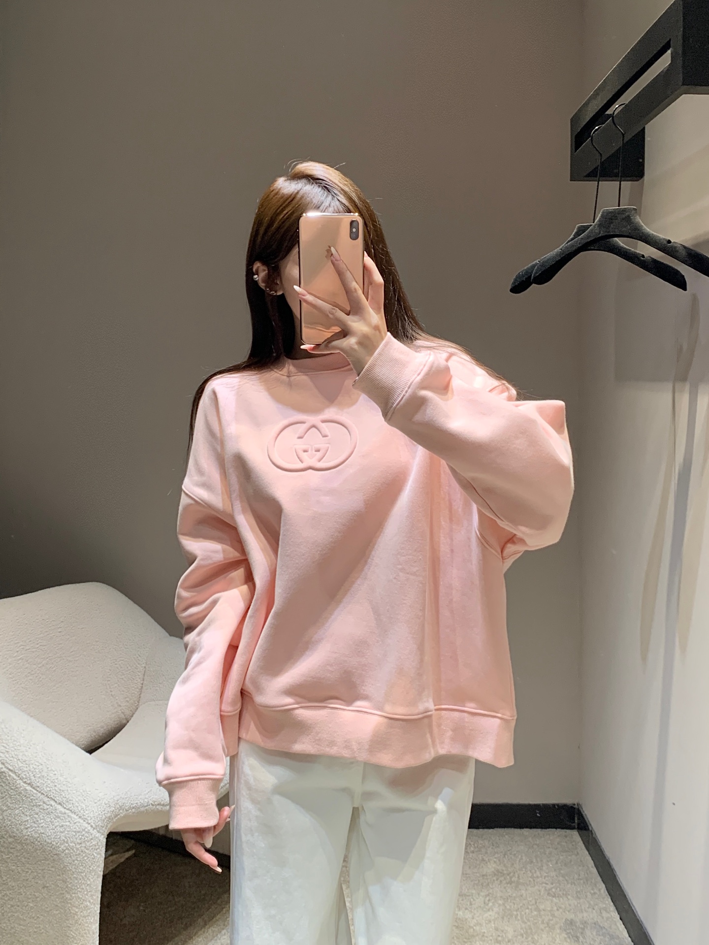 NO:508437,Gucc* 25Fw early autumn new logo embossed round neck sweatshirt丨Exclusive yb development!  High-end production!  The selected high-quality cotton fabrics are soft and crisp, skin-friendly and styling. The three-dimensional double G embossed logo on the chest abandons the exaggerated printing form and vividly displays the body with a relief texture. On the black, pink and white canvas, it is low-key and luxurious. There is no need for extra decoration, the oversize round neck silhouette is full of friendship for all body shapes. S/M/L is available in stock, gucci, versace, hoodie, sweatshirts, alexander wang19860909Gucc* 25Fw早秋新款 logo压花圆领卫衣丨独家yb开发！高版出品！精选的优质棉感面料,兼具柔软与挺括,亲肤性与造型感两手抓.胸前的立体双G压花Logo,摒弃了浮夸的印花形式,以浮雕般的质感跃然衣身,在黑、粉、白三色画布上,低调奢华.无需多余装饰,oversize圆领廓形对各种身形友好度拉满.现货发售S/M/L,,gucci,versace,hoodie,sweatshirts,alexander wang,Women's clothing