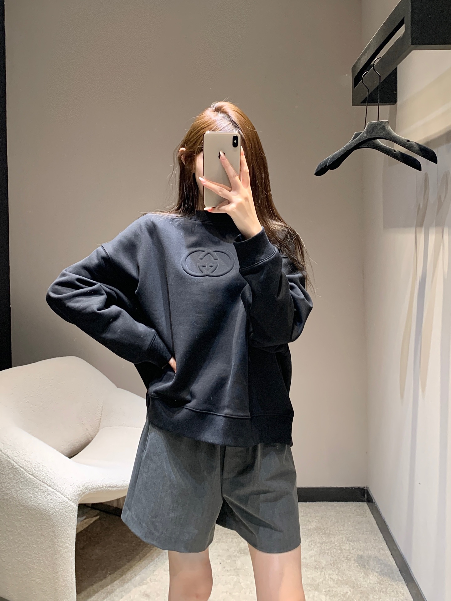 NO:508458,Gucc* 25Fw early autumn new logo embossed round neck sweatshirt丨Exclusive yb development!  High-end production!  The selected high-quality cotton fabrics are soft and crisp, skin-friendly and styling. The three-dimensional double G embossed logo on the chest abandons the exaggerated printing form and vividly displays the body with a relief texture. On the black, pink and white canvases, it is low-key and luxurious. There is no need for extra decoration, and the oversize round neck silhouette is full of friendship for all body shapes. S/M/L is available in stock, gucci, versace, hoodie, sweatshirts, alexander wang19860909Gucc* 25Fw早秋新款 logo压花圆领卫衣丨独家yb开发！高版出品！精选的优质棉感面料,兼具柔软与挺括,亲肤性与造型感两手抓.胸前的立体双G压花Logo,摒弃了浮夸的印花形式,以浮雕般的质感跃然衣身,在黑、粉、白三色画布上,低调奢华.无需多余装饰,oversize圆领廓形对各种身形友好度拉满.现货发售S/M/L,,gucci,versace,hoodie,sweatshirts,alexander wang,Women's clothing