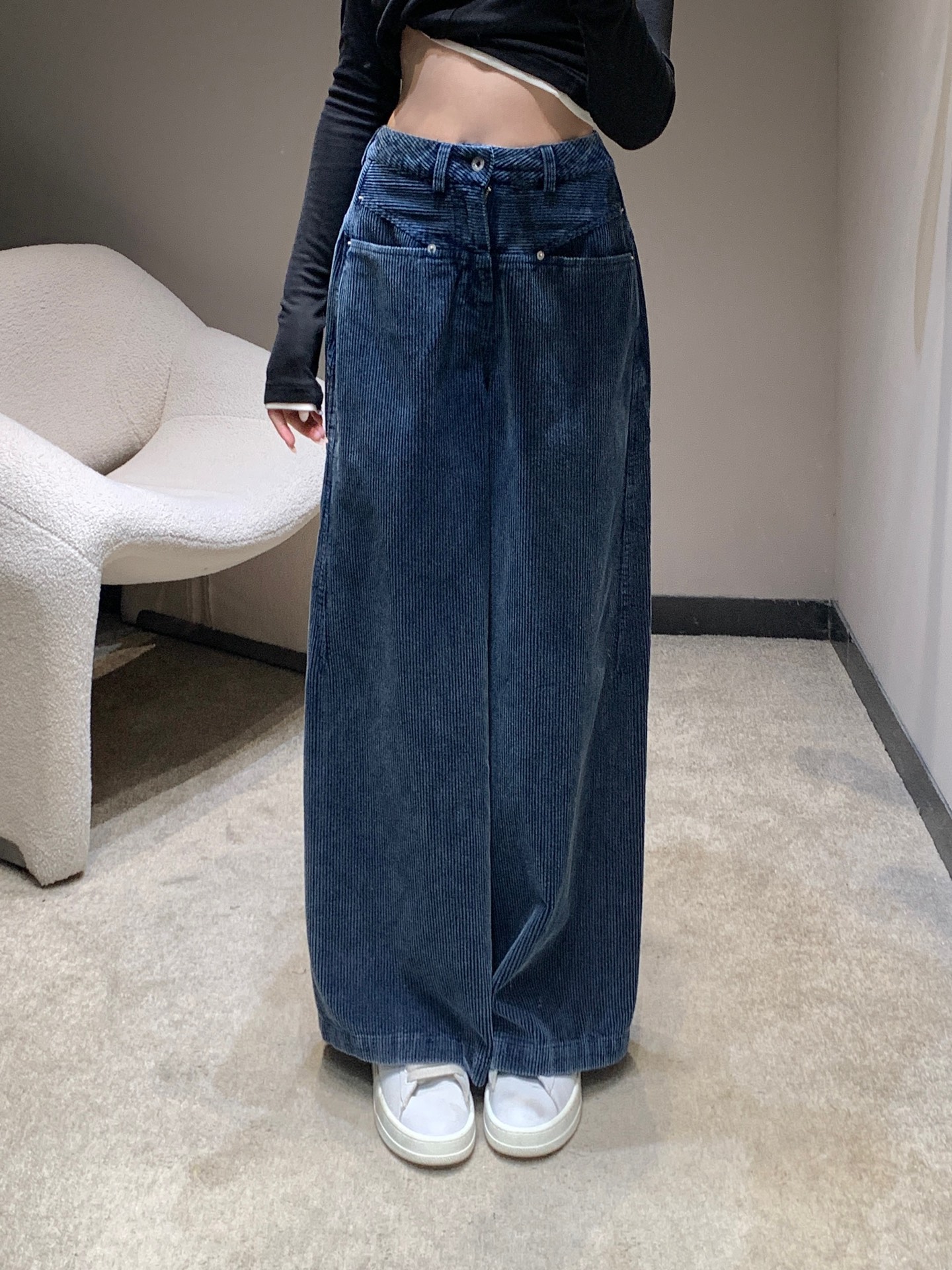 NO:508442,Miumi* 25Fw early autumn new corduroy casual wide-leg trousers | Exclusive high-end production!  Select high-quality corduroy fabric, the delicate velvet texture comes with a retro filter. Dark denim blue and warm brown tones are available, dark denim blue is retro and straightforward, warm brown is gentle and elegant, and different colors interpret diverse styles. Corduroy fabric not only has a soft touch, but also has a good warmth and drape, making early autumn outfits both warm and tone. S/M/L is available in stock, miumiu, alexander wang19860909Miumi* 25Fw早秋新款 灯芯绒休闲阔腿长裤丨独家高版出品！甄选高品质灯芯绒面料,细腻的绒条肌理自带复古滤镜.深牛仔蓝与暖棕色调可选,深牛仔蓝款复古率性,暖棕款温柔雅致,不同色彩演绎多元风格.灯芯绒面料不仅触感柔软,更具良好的保暖性与垂坠感,让早秋穿搭既有温度又有腔调.现货发售S/M/L,,miumiu,alexander wang,Women's clothing