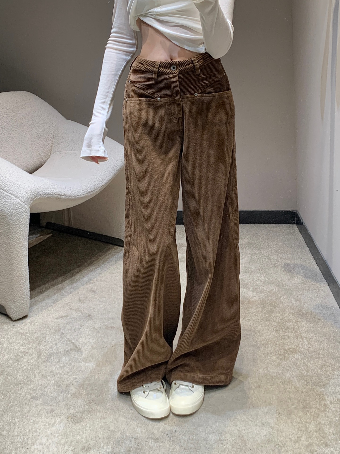 NO:508449,Miumi* 25Fw early autumn new corduroy casual wide-leg trousers | Exclusive high-end production!  Select high-quality corduroy fabric, the delicate velvet texture comes with a retro filter. Dark denim blue and warm brown tones are available, dark denim blue is retro and straightforward, warm brown is gentle and elegant, and different colors interpret diverse styles. Corduroy fabric not only has a soft touch, but also has a good warmth and drape, making early autumn outfits both warm and tone. S/M/L is available in stock, miumiu, alexander wang19860909Miumi* 25Fw早秋新款 灯芯绒休闲阔腿长裤丨独家高版出品！甄选高品质灯芯绒面料,细腻的绒条肌理自带复古滤镜.深牛仔蓝与暖棕色调可选,深牛仔蓝款复古率性,暖棕款温柔雅致,不同色彩演绎多元风格.灯芯绒面料不仅触感柔软,更具良好的保暖性与垂坠感,让早秋穿搭既有温度又有腔调.现货发售S/M/L,,miumiu,alexander wang,Women's clothing