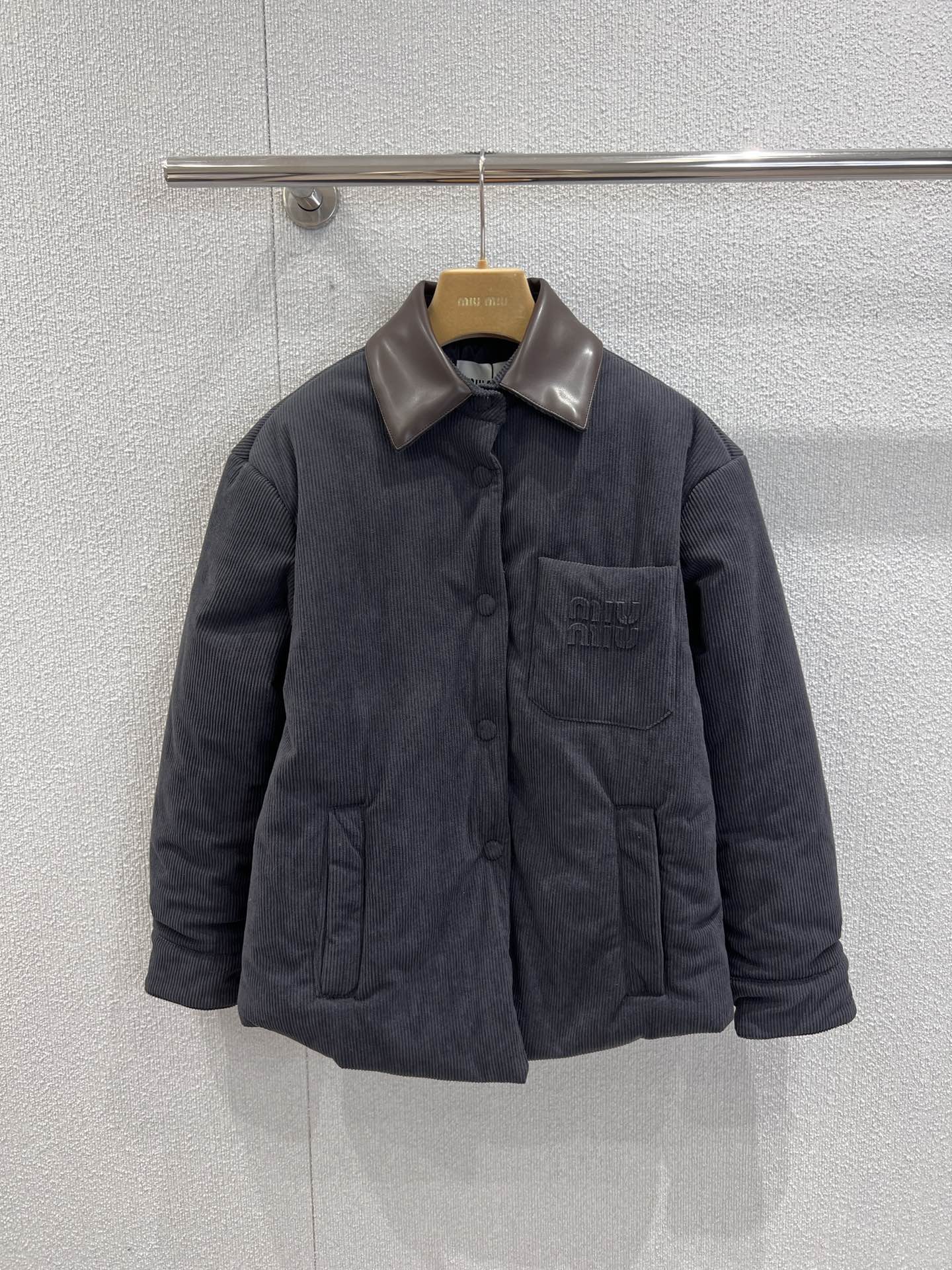 NO:535933,Support replacement Miumi* 25Fw autumn and winter new style, leather collar, shoulder-drop single-breasted loose cotton jacket丨Exclusive high-end production!  Select retro texture corduroy fabric, soft and glutinous texture hides a casual tone; leather lapels collide with corduroy body, sweet contrast is full, single-breasted design and shoulder-falling tailoring release the lazy aura, the three-dimensional embroidered logo on the chest highlights the brand genes in the details. The loose style accommodates all kinds of figures, whether it is a lace skirt with sweet and cool girlish style, or a layered white T-shirt with jeans to play with retro street feeling, you can accurately hit the 'perverse and fashionable' style node. S/M/L real-life details pictures are available in stock, miumiu, skirts, jeans, jackets & coats, alexander wang19860909支持换款 Miumi* 25Fw秋冬新款 皮领落肩单排扣宽松棉服外套丨独家高版出品！甄选复古质感的灯芯绒面料,软糯肌理里藏着随性腔调；皮质翻领碰撞灯芯绒衣身,甜酷反差感拉满,单排扣设计与落肩剪裁释放慵懒气场,胸前立体刺绣徽标于细节处彰显品牌基因.宽松版型包容各种身形,不管是内搭蕾丝裙走甜酷少女风,还是叠穿白T配牛仔裤玩复古街头感,都能精准踩中“乖张又时髦”的风格节点.现货发售S/M/L实拍细节图,,miumiu,skirts,jeans,jackets & coats,alexander wang,Women's clothing