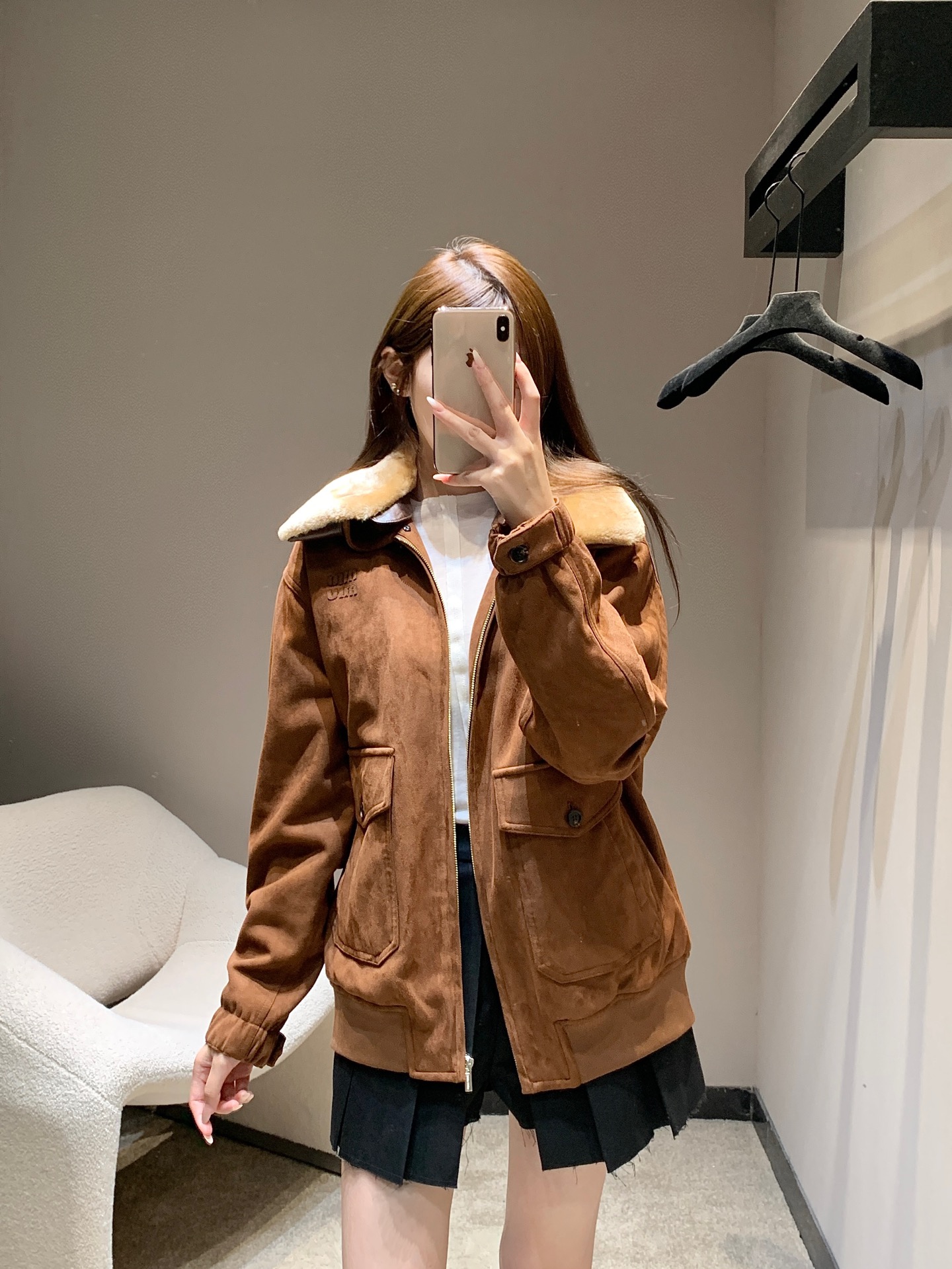 NO:508435,Miumiu 25fw autumn and winter new style wool wool collar zipper jacket | Exclusive high-end production!  The caramel brown suede textured fabric is used as a canvas to outline the fashionable fantasy of winter. It adopts oversize shoulder-falling silhouette, which is slack and neat, perfectly adapted to various figures. The classic zippered placket design, paired with three-dimensional workwear air pockets on both sides, has both pragmatic and thoughtfulness and a tough tone of retro workwear, as if the fashion memories of the last century are copied with one click, and the body is the protagonist of a walking retro pictorial. S/M/L is available in stock, miumiu, versace, jackets & coats, jackets & coats, chamois leather, alexander wang19860909Miumiu 25fw秋冬新款 羊毛毛领拉链夹克外套丨独家高版出品！以焦糖棕麂皮质感面料为画布,勾勒出属于冬日的时髦狂想.采用oversize落肩廓形,松弛又不失利落感,完美适配各种身形.经典的拉链门襟设计,搭配两侧立体工装风口袋,既有实用主义的贴心,又暗藏复古工装的硬朗腔调,仿佛将上世纪的时尚记忆一键复刻,穿上身便是行走的复古画报主角.现货发售S/M/L,,miumiu,versace,jackets & coats,jackets & coats,chamois leather,alexander wang,Women's clothing