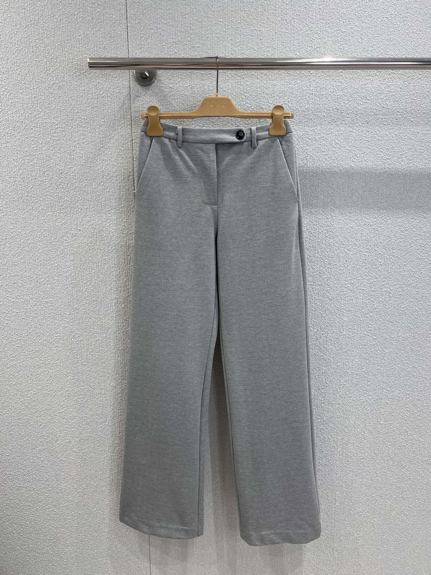NO:518335,Supports replacement of MiuMi* 25FW autumn and winter new style belt loop casual trousers | Exclusive yb development!  High-end production!  Light gray tones are soft and high-end, like the mist in the early morning of winter, with a cool atmosphere, and can be easily adapted to tops of various styles. The classic belt loop design is ingenious, and can be matched with a belt to create a waistline, or can be opened casually to release the slack and lazy feeling; the brand logo at the back waist is low-key and exquisite, and can be displayed effortlessly. S/M/L real-life details pictures, miumiu, alexander wang19860909支持换款MiuMi* 25FW秋冬新款 腰带环休闲长裤丨独家yb开发！高版出品！浅灰色调柔和又高级,如同冬日清晨的薄雾,自带清冷氛围感,轻松适配各种风格的上衣.经典的腰带环设计暗藏巧思,可搭配腰带打造腰线,也可随性敞开,释放松弛的慵懒感；后腰处的品牌标识低调又精致,都能展现毫不费力.现货发售S/M/L实拍细节图,,miumiu,alexander wang,Women's clothing