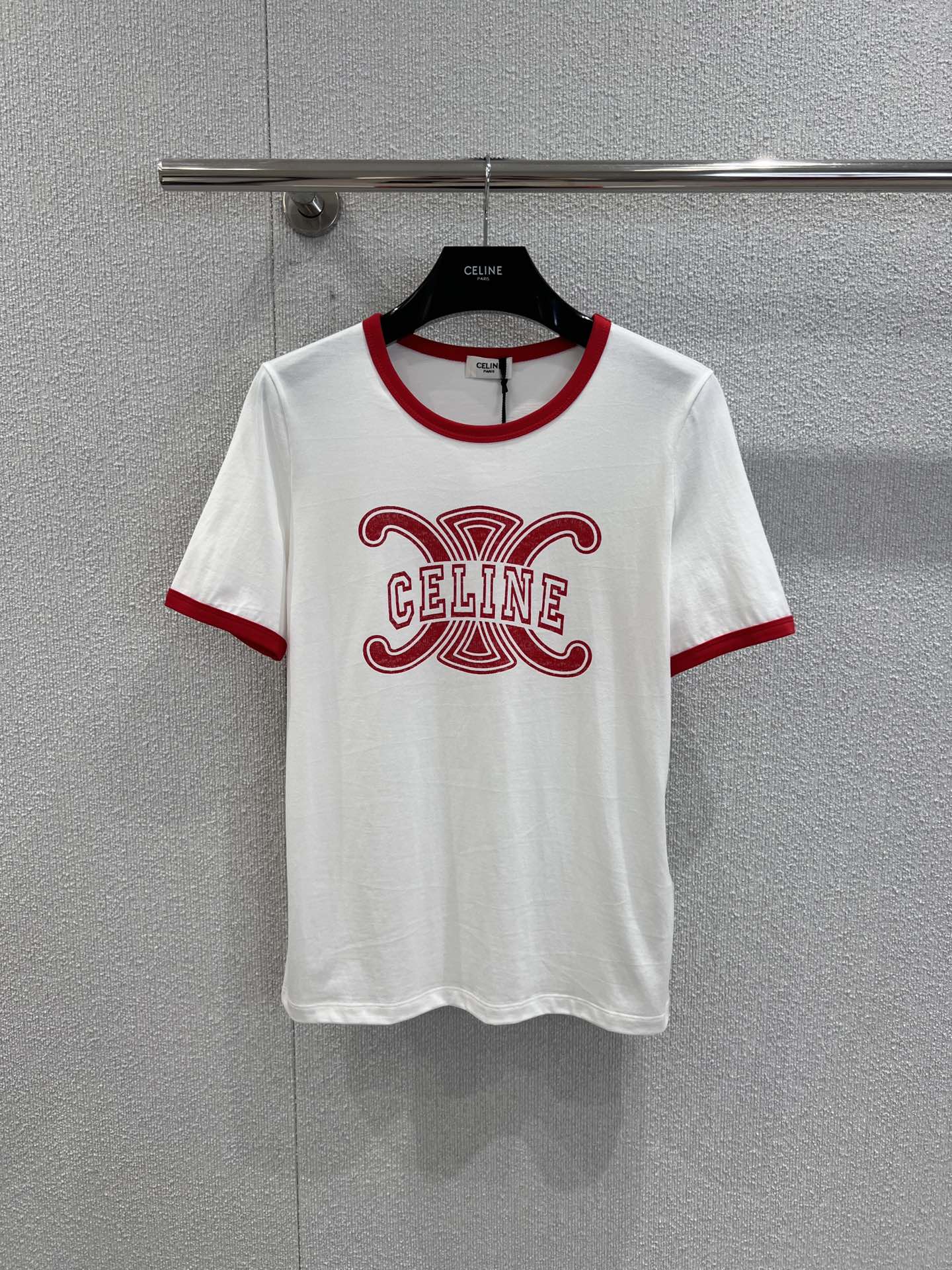 NO:508447,Support replacement Celin* 25Fw early autumn new LOGO printed color-blocking pure cotton round neck short-sleeved T-shirt | Exclusive high-end production!  Selected skin-friendly pure cotton fabrics, with the brand's iconic double C interwoven elements and reverse letter logo prints, the luxury gene and American retro college style are cleverly integrated, with strong visual impact and full recognition. The short style is neat and the waistline is easy to create a golden ratio of 'short top and long bottom', suitable for high-waist denim, skirts and other diverse bottoms, which can be salty and sweet to create a variety of early autumn styles. S/M/L real photos are available in stock, celine, skirts, T-shirt, tees, t-shirt, gold, alexander wang19860909支持换款 Celin* 25Fw早秋新款 LOGO印花拼色纯棉圆领短袖T恤丨独家高版出品！精选亲肤纯棉面料,以品牌标志性的双C交织元素搭配反向字母标识印花,奢华基因与美式复古学院风巧妙融合,视觉冲击强烈且辨识度拉满.短款版型利落显腰线,轻松打造“上短下长”的黄金比例,适配高腰牛仔、半身裙等多元下装,可盐可甜塑造风格百变的早秋造型.现货发售S/M/L实拍细节图,,celine,skirts,T-shirt,tees，t-shirt,gold,alexander wang,Women's clothing