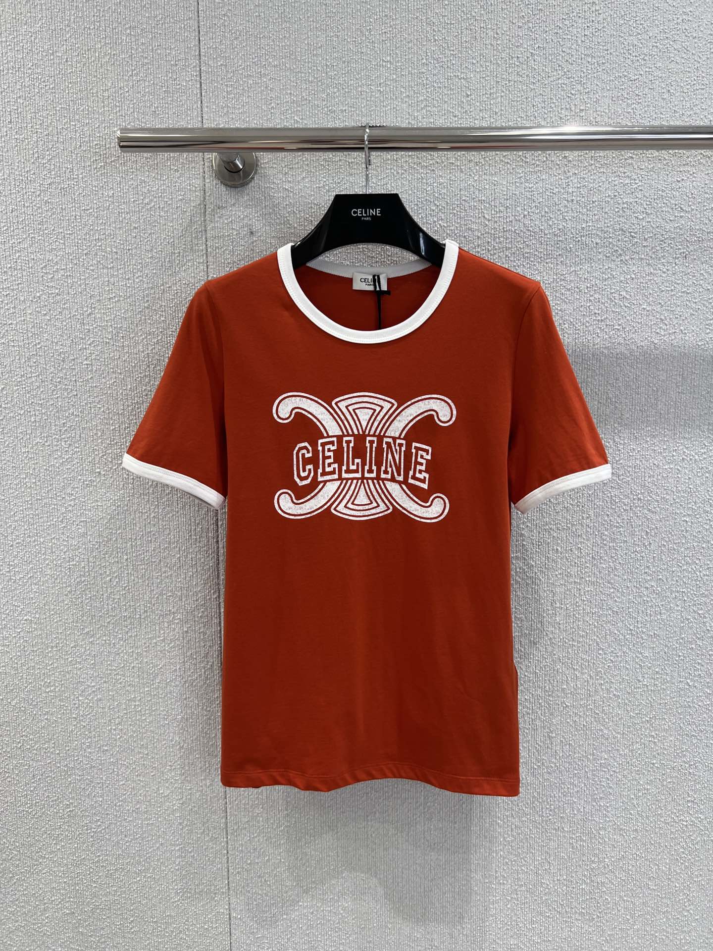 NO:508455,Support replacement Celin* 25Fw early autumn new LOGO printed color-blocking pure cotton round neck short-sleeved T-shirt | Exclusive high-end production!  Selected skin-friendly pure cotton fabrics, with the brand's iconic double C interwoven elements and reverse letter logo prints, the luxury gene and American retro college style are cleverly integrated, with strong visual impact and full recognition. The short style is neat and the waistline is easy to create a golden ratio of 'short top and long bottom', suitable for high-waist denim, skirts and other diverse bottoms, which can be salty and sweet to create a variety of early autumn styles. S/M/L real photos are available in stock, celine, skirts, T-shirt, tees, t-shirt, gold, alexander wang19860909支持换款 Celin* 25Fw早秋新款 LOGO印花拼色纯棉圆领短袖T恤丨独家高版出品！精选亲肤纯棉面料,以品牌标志性的双C交织元素搭配反向字母标识印花,奢华基因与美式复古学院风巧妙融合,视觉冲击强烈且辨识度拉满.短款版型利落显腰线,轻松打造“上短下长”的黄金比例,适配高腰牛仔、半身裙等多元下装,可盐可甜塑造风格百变的早秋造型.现货发售S/M/L实拍细节图,,celine,skirts,T-shirt,tees，t-shirt,gold,alexander wang,Women's clothing