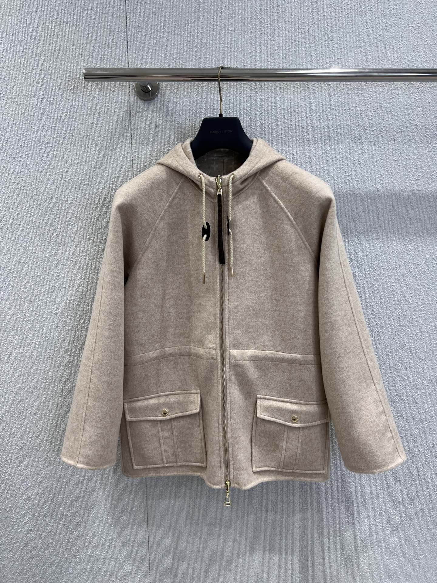 NO:517192,With dust bag LouisVuitto* 25Fw autumn and winter new style, double-sided coat coat丨Exclusive yb development!  High-end production!  92 wool + 7 cashmere + 1 mulberry silk fabric, on one side is a soft rice-toned textured coat, neatly tailored outlines the elegant silhouette, the large pocket design combines practicality and styling, and the zipper details add more exquisiteness; flip the other side, the brand classic Monogram presbyterian emerges quietly, the iconic luxury covers the body, and the hooded design hides ingenuity, allowing you to switch between simplicity and recognition. S/M/L real-life details pictures on sale, louis vuitton, jackets & coats, hats, alexander wang19860909配防尘袋 LouisVuitto* 25Fw秋冬新款 双面穿大衣外套丨独家yb开发！高版出品！92绵羊毛+7山羊绒+1桑蚕丝面料,一面是柔和米调的质感大衣,利落剪裁勾勒出优雅廓形,大口袋设计兼具实用性与造型感,拉链细节更添精致；翻转另一面,品牌经典 Monogram 老花悄然浮现,标志性奢韵铺满衣身,连帽设计暗藏巧思,让你在简约与辨识度之间自如切换.现货发售S/M/L实拍细节图,,louis vuitton,jackets & coats,hats,alexander wang,Women's clothing