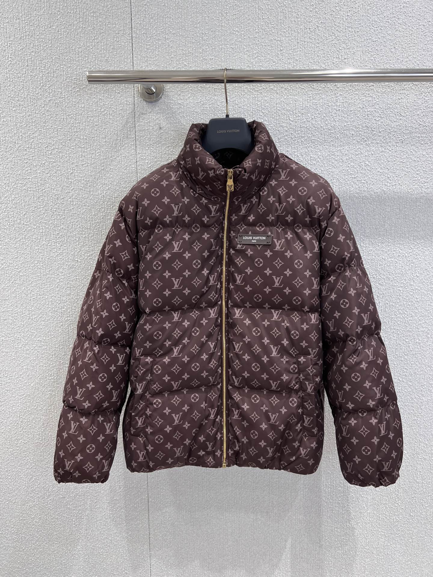 NO:517187,With dust bag Louis Vuitt*n 25Fw autumn and winter new style, full-print presbyterian down jacket | Exclusive high-end production!  Monogram with full recognition, full of presbyopia, the collision of dark brown background and light-toned presbyopia, the retro charm exudes high-end texture, and every inch of fabric is engraved with the century-old luxury genes of the donkey. The stand-up collar design is neat and stylish, and the fluffy down fills the body like a cloud, which not only locks the warmth of winter, but also creates a casual and unrestrained oversize silhouette, which easily adapts to various styles of outfits. S/M/L real-life details pictures are available in stock, louis vuitton, louis vuitton, versace, louis vuitton, jackets & coats, down jacket, alexander wang19860909配防尘袋 Louis Vuitt*n 25Fw秋冬新款 满印老花羽绒服外套丨独家高版出品！辨识度拉满的 Monogram 老花满幅铺陈,深棕底色与浅调老花的碰撞,复古韵味中透着高级质感,每一寸面料都镌刻着驴家的百年奢尚基因.立领设计利落有型,蓬松的羽绒填充如云朵般包裹身形,既锁住冬日暖意,又塑造出随性不羁的oversize廓形,轻松适配各种风格穿搭.现货发售S/M/L实拍细节图,,louis vuitton,louis vuitton,versace,louis vuitton,jackets & coats,down jacket,alexander wang,Women's clothing