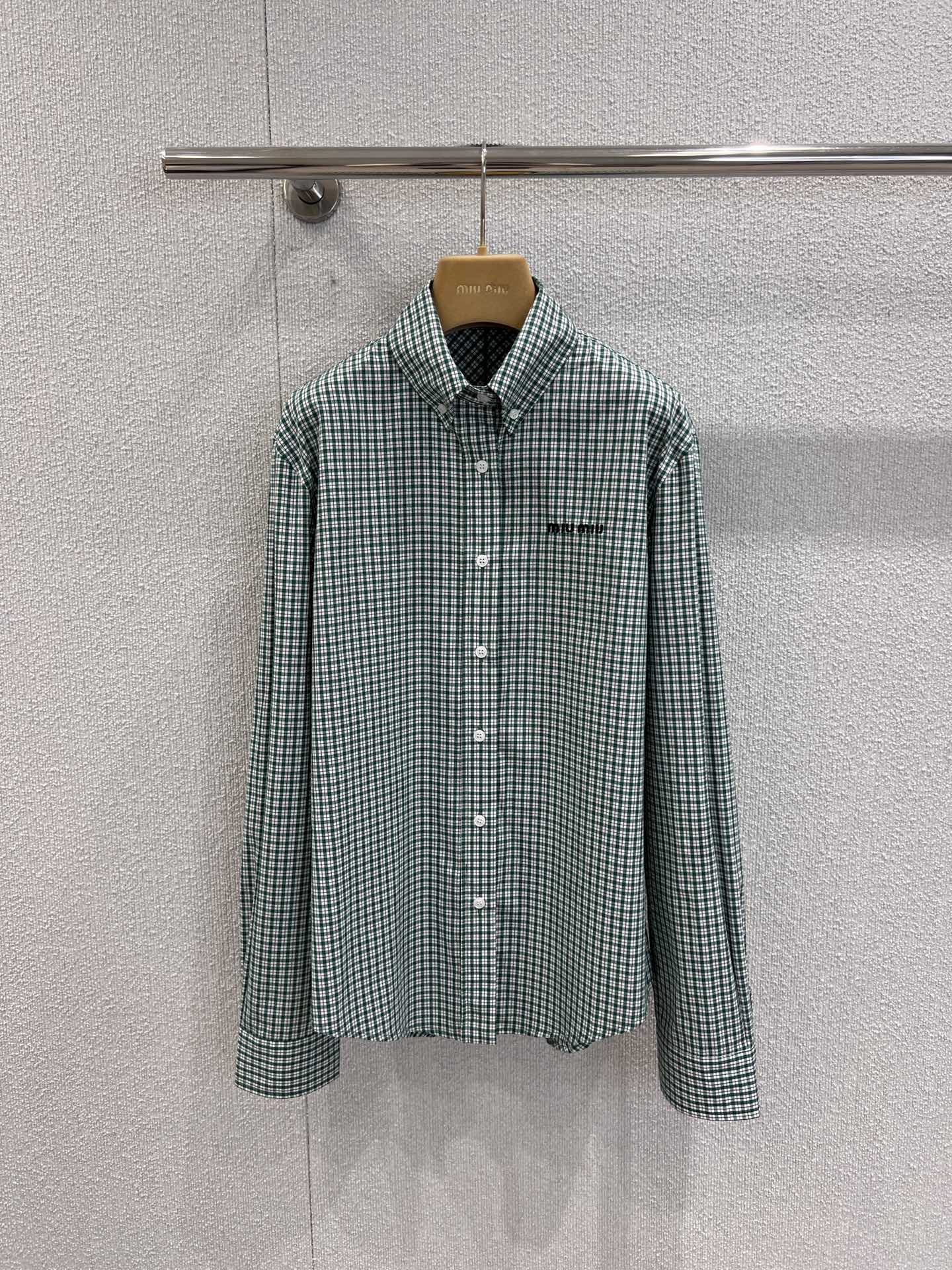 NO:517219,Support replacement Miumi* 25FW early autumn new model, micro-label embroidered retro plaid long-sleeved shirt丨Exclusive yb development!  High-end production!  Green and white fine plaid fabric awakens retro memory, with a crisp texture and delicate texture; the logo on the chest is low-key to highlight the brand identity, quietly integrating the girl's playfulness with the brand's pioneering genes; the classic lapel and breast design, combined with a slightly loose tailoring, not only retains the neatness of the shirt, but also leaves plenty of space for layering, and shows the design ingenuity in details. S/M/L live photos are available in stock, miumiu, shirts, alexander wang19860909支持换款 Miumi* 25FW早秋新款 微标刺绣复古格纹长袖衬衫丨独家yb开发！高版出品！绿白细格纹面料唤醒复古记忆,质感挺括又不失细腻；胸前logo微标刺绣低调彰显品牌身份,将少女的俏皮与品牌的先锋基因悄然融合；经典的翻领与排扣设计,搭配微宽松的剪裁,既保留了衬衫的利落感,又为叠穿留出充足空间,细节处尽显设计巧思.现货发售S/M/L实拍细节图,,miumiu,shirts,alexander wang,Women's clothing