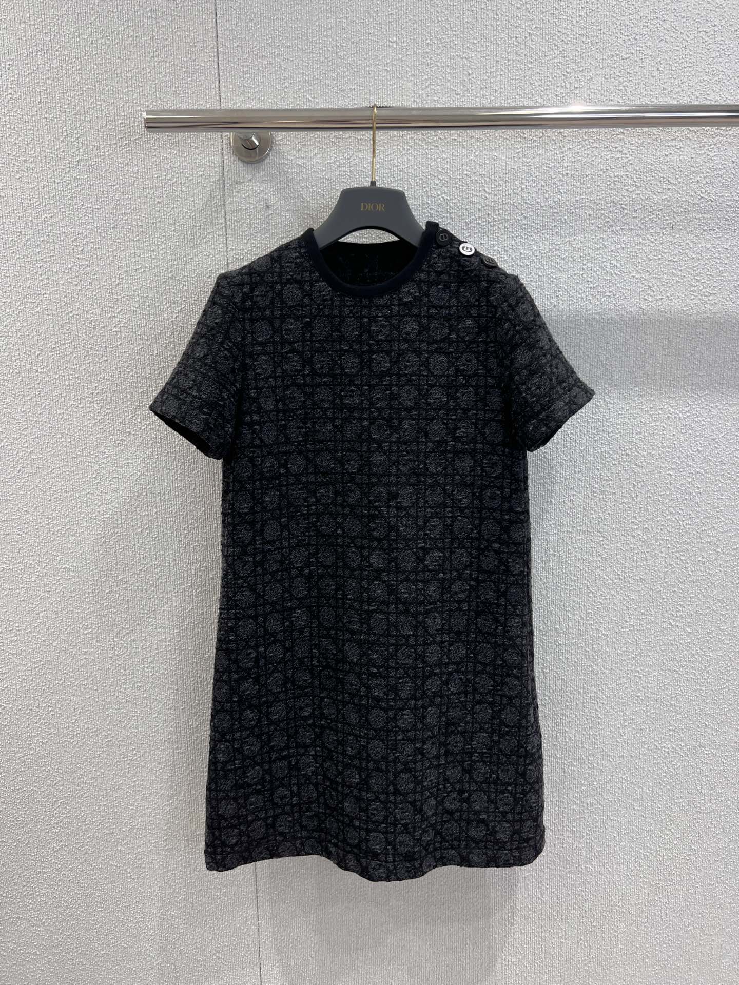 NO:508466,Support replacement Dio* 25FW early autumn new model plaid short-sleeved casual straight skirt丨Exclusive yb development!  High-end production!  Selected plaid tweed fabrics, delicate textures intertwined to create a retro texture, and give daily wear comfort and casualness. They all wear or overlap in early autumn. The short-sleeved straight silhouette is simple and elegant, friendly to various body shapes, and neat tailoring outlines a calm and comfortable outfit attitude. Whether it is workplace commuting or social occasions, it can show effortless fashionable feeling. S/M/L real-life details pictures, dior, skirts, T-shirt, alexander wang19860909支持换款 Dio* 25FW早秋新款 格子花呢短袖休闲直筒裙丨独家yb开发！高版出品！甄选格纹花呢面料,细腻纹理交织出复古质感,又赋予日常穿搭的舒适随性,早秋时节单穿或叠搭都尽显格调.短袖直筒廓形简约大气,对各种身形友好,利落剪裁勾勒出从容自在的穿搭态度,无论是职场通勤还是社交场合,都能展现毫不费力的时髦感.现货发售S/M/L实拍细节图,,dior,skirts,T-shirt,alexander wang,Women's clothing