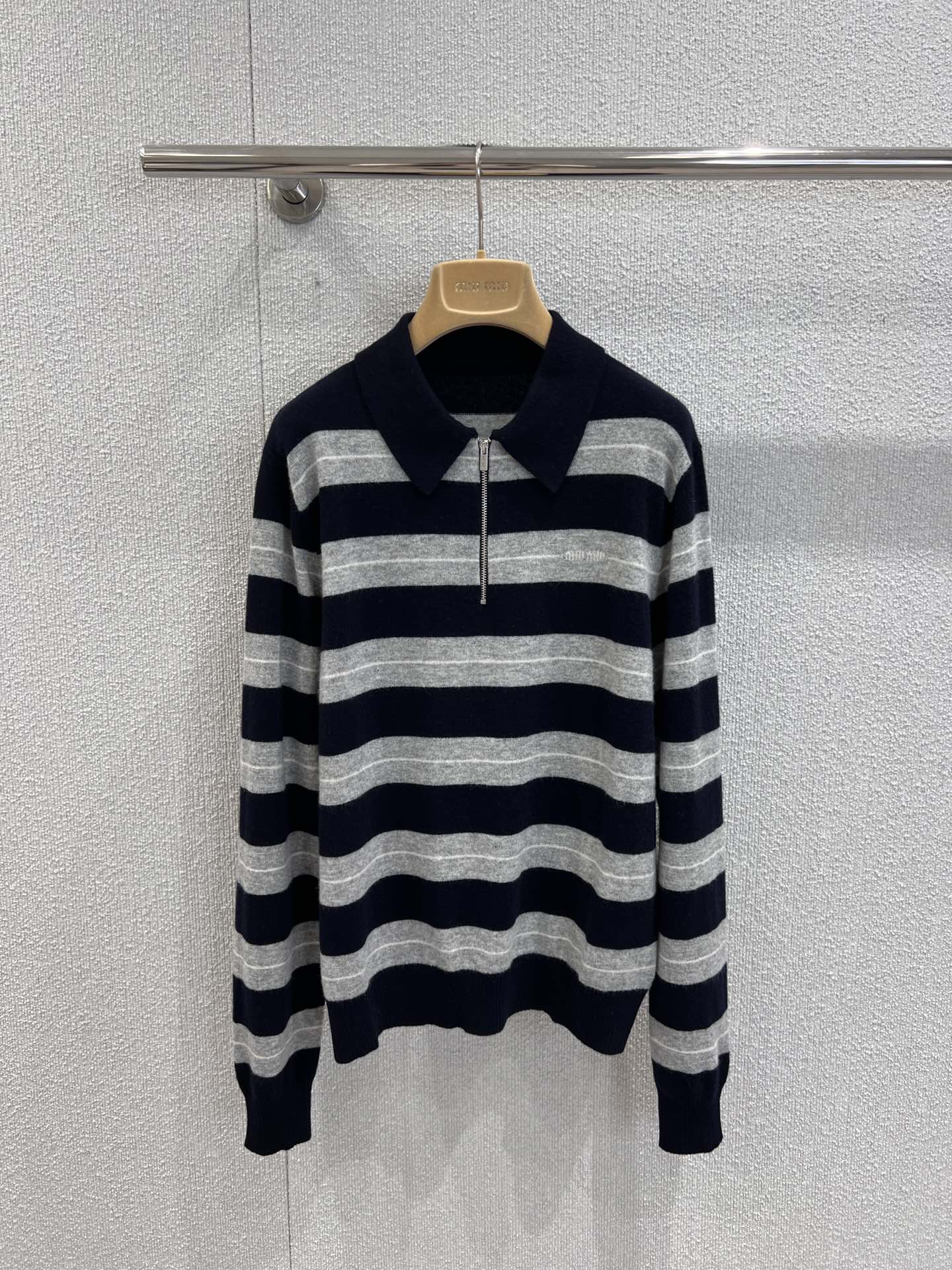 NO:508475,Support replacement Miu Mi* 25FW early autumn new style striped semi-zipper cashmere Polo shirt | Exclusive yb development!  High-end production!  Selected delicate cashmere fabric, soft and skin-friendly texture gives the skin a gentle wrap in early autumn, combining warmth and high-end touch, dark gray and blue stripes cover the body, retro contrasting colors not only show layering but also bring aging-reducing buff; daily outfits show luxurious quality. The semi-zippered Polo collar design is full of retro feel, and the zipper elements inject a unique and cool feeling into the classic style. The neat lines of the neckline retain the well-being characteristics of the academy style, and the sweet and cool collision style is full of tension. S/M/L real-life details pictures, miumiu, alexander wang19860909支持换款 Miu Mi* 25FW早秋新款 条纹半拉链羊绒Polo衫丨独家yb开发！高版出品！甄选细腻羊绒面料,柔软亲肤的质感在早秋时节给予肌肤温柔包裹,兼具保暖性与高级触感,深浅灰蓝条纹铺满衣身,复古撞色既显层次又自带减龄buff；日常穿搭尽显奢华品质.半拉链Polo领设计复古感拉满,拉链元素为经典版型注入个性酷感,领口的利落线条又保留了学院风的乖巧特质,甜酷碰撞的风格张力十足.现货发售S/M/L实拍细节图,,miumiu,alexander wang,Women's clothing