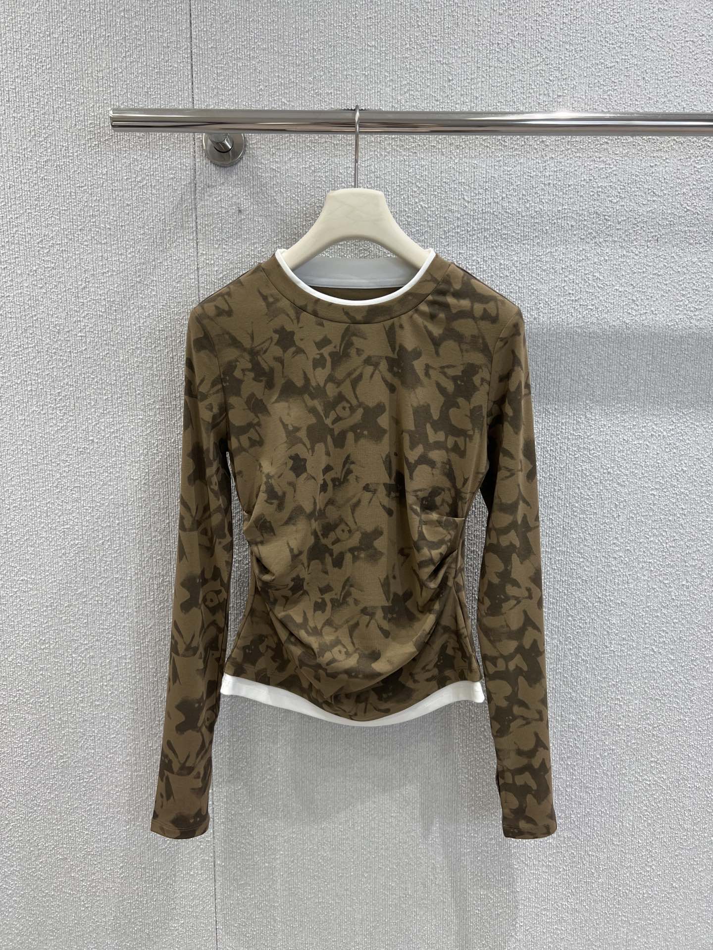 NO:508477,Support replacement Avven* 25FW early autumn new model Artist full print back hollow long-sleeved T-shirt | Exclusive high-end product!  The most ingenious thing about selecting skin-friendly and soft elastic fabrics is the hollow design of the back, breaking the conventional skin-exposed details, injecting a little sexy and design sense into the overall shape. The skin that is looming when walking is hidden, the delicate texture is suitable for the cool autumn, and daily wear is comfortable and comfortable, and the layering can also create a layered style. The positive artist's full print pattern covers the body like an artistic canvas. The abstract texture of brown-toned smudge comes with literary filters, making the outfit an artistic expression of walking, and easily grasps the niche sense of high-end. S/M/L real-time details pictures are available in stock, tees, t-shirt, alexander wang19860909支持换款 Avven* 25FW早秋新款 艺术家满印后背镂空长袖T恤丨独家高版出品！甄选亲肤柔弹面料,最具巧思的是后背镂空设计,打破常规的露肤细节,为整体造型注入一丝小性感与设计感,行走间若隐若现的肌肤,细腻质感适配秋日微凉,日常单穿舒适自在,叠搭也能打造层次风格.正面艺术家满印图案如艺术画布般铺满衣身,棕调晕染的抽象纹理自带文艺滤镜,让穿搭成为行走的艺术表达,轻松拿捏小众高级感.现货发售S/M/L实拍细节图,,tees，t-shirt,alexander wang,Women's clothing