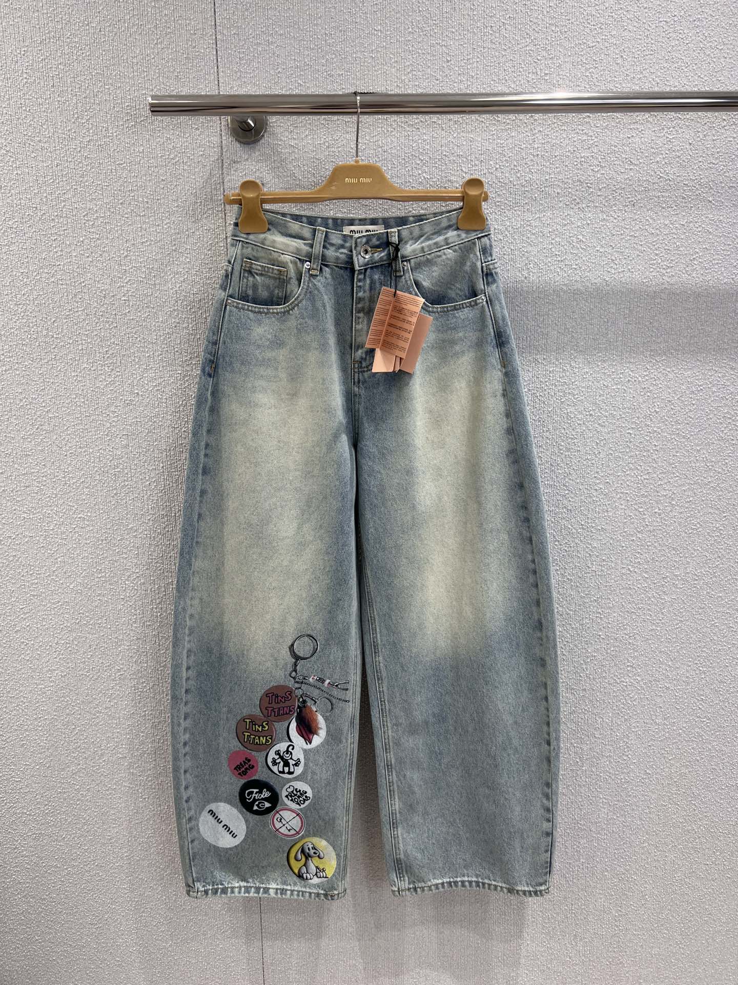 NO:517209,Support replacement Miumi* 25FW autumn and winter new style, fun printed denim scimitar pants | Exclusive high-end production!  The old light blue denim fabric awakens retro trendy memory, with a tough texture but not losing its casualness; the fun printed graffiti on the trouser body is an eye-catching ace, the collision of colorful patterns and funny elements, which fills the girl's playfulness and the street's cool feeling; the cut of the scimitar trouser cleverly modifies the leg shape, the loose silhouette adds a casual tone, and the details show the design ingenuity. S/M/L real shot details pictures are available in stock, miumiu, alexander wang19860909支持换款 Miumi* 25FW秋冬新款 趣味印花牛仔弯刀裤丨独家高版出品！做旧浅蓝牛仔面料唤醒复古潮流记忆,质感硬朗却不失随性；裤身趣味印花涂鸦是吸睛王牌,多彩图案与搞怪元素的碰撞,将少女的俏皮与街头的潮酷感拉满；弯刀裤型的剪裁巧妙修饰腿型,宽松廓形更添随性腔调,细节处尽显设计巧思.现货发售S/M/L实拍细节图,,miumiu,alexander wang,Women's clothing