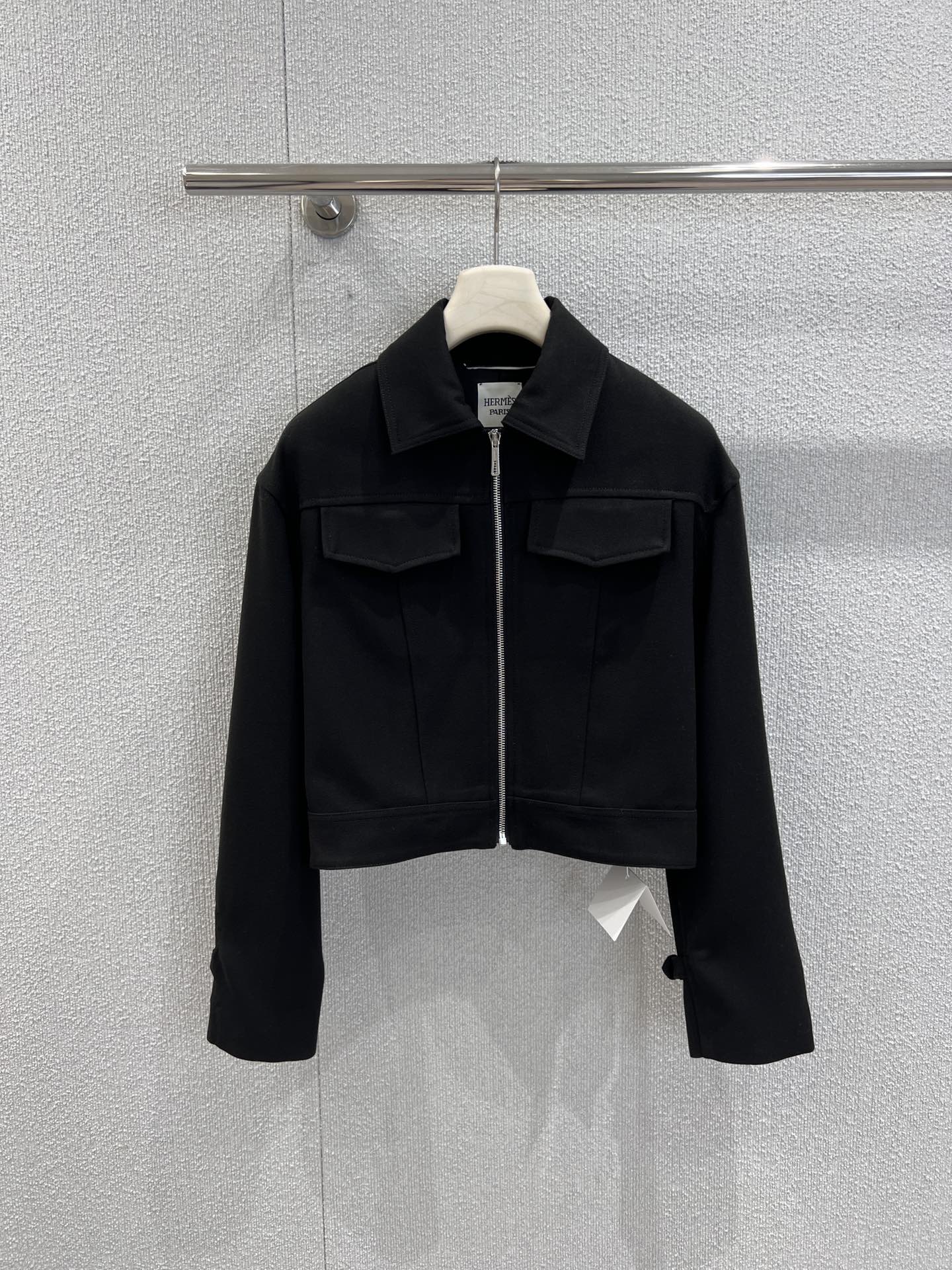 NO:508482,Supports replacement of Herme* 25Fw early autumn new style, pocket decoration short zipper jacket | Exclusive yb development!  High-end production!  The classic black has a luxurious aura, the neat lapel design is cool and stylish, and the metal zipper runs through the clothes body, reflecting a cold luster under the light and shadow, becoming the visual anchor point of the shape; the double-sided three-dimensional pockets are not only a manifestation of pragmatism, but also use the tough lines of the workwear style to inject casual tension into the whole. S/M/L real-life details pictures on sale, hermes, jackets & coats, jackets & coats, alexander wang19860909支持换款Herme* 25Fw早秋新款 口袋装饰短款拉链夹克外套丨独家yb开发！高版出品！经典黑色自带奢雅气场,利落的翻领设计飒爽有型,金属拉链贯穿衣身,在光影下折射出冷冽光泽,成为造型的视觉锚点；双侧立体口袋不仅是实用主义的体现,更以工装风的硬朗线条,为整体注入随性张力.现货发售S/M/L实拍细节图,,hermes,jackets & coats,jackets & coats,alexander wang,Women's clothing