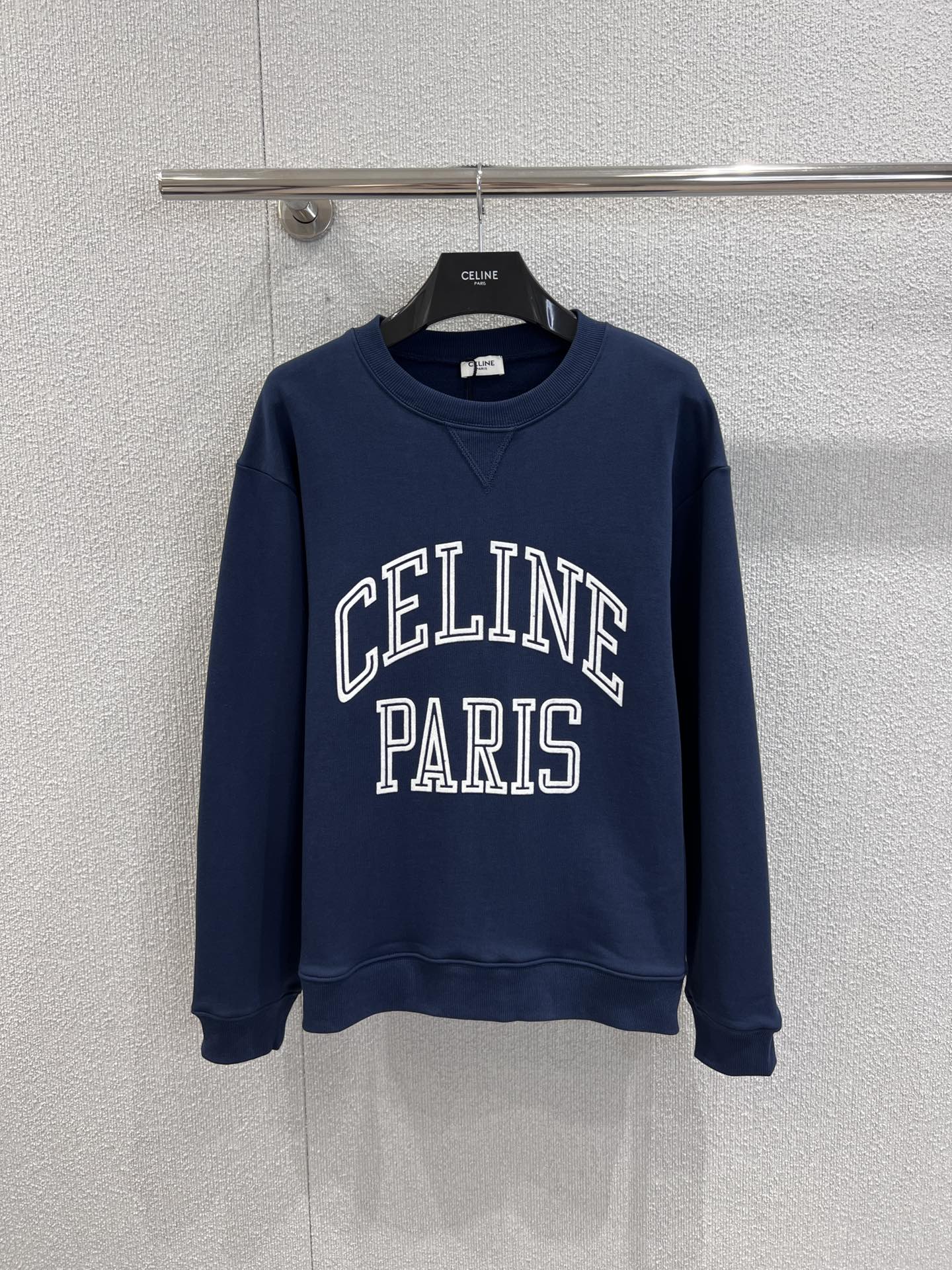 NO:508492,Support for replacement Celin* 25FW early autumn new style, white letter logo, navy blue round neck sweatshirt丨Exclusive yb development!  High-end production!  The background of the navy blue is rich and high-end, just like the midnight on the banks of the Seine, with a sense of luxury in silence; the white letter logo is presented in retro American fonts, full of three-dimensionality, instantly locking the visual focus firmly, and the brand recognition is full. The round neck design is classic and versatile, and can be worn alone to show casualness, or a high neck can be worn inside to create a layered layering, which can be easily adapted to the diverse outfit scenes in autumn and winter. S/M/L real photos are available in stock, celine, hoodie, sweatshirts, alexander wang19860909支持换款 Celin* 25FW早秋新款 白字母logo藏蓝色圆领卫衣丨独家yb开发！高版出品！藏蓝色的底色浓郁且高级,如同塞纳河畔的午夜,沉静中透着奢感；白色字母logo以复古美式字体呈现,立体感十足,瞬间将视觉焦点牢牢锁住,品牌辨识度拉满.圆领设计经典百搭,可单穿彰显随性,也能内搭高领打底,打造叠穿层次感,轻松适配秋冬多元穿搭场景.现货发售S/M/L实拍细节图,,celine,hoodie,sweatshirts,alexander wang,Women's clothing