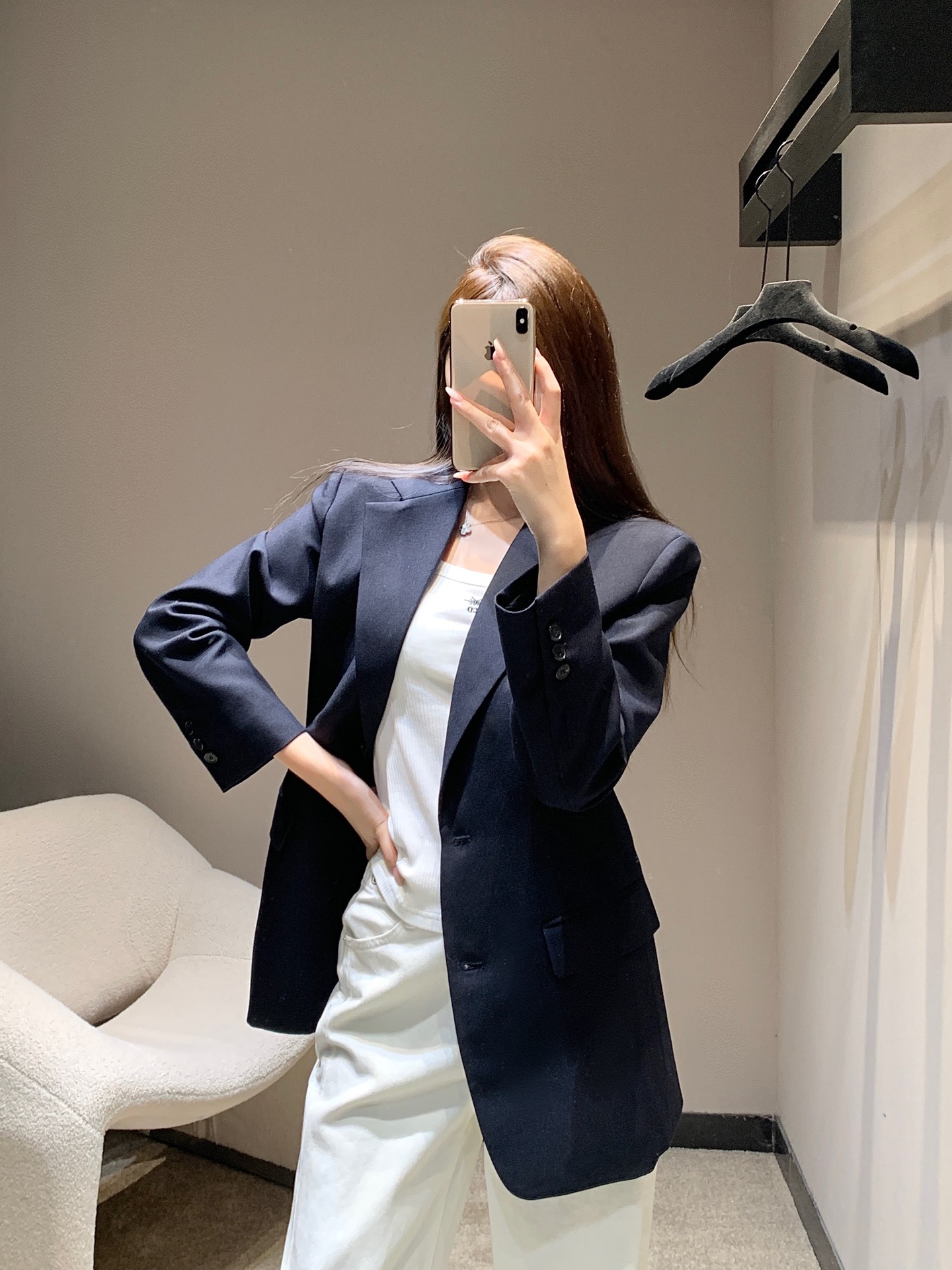 NO:517225,Prad* 25FW early autumn new style triangle logo blazer丨Exclusive yb development!  High-end production!  The navy blue fabric creates a neat and minimalist outline of the suit, with a crisp texture and drape; the double buckle on the front is simple and atmospheric, and the pocket layout is hidden in practicality; the knitted triangle logo on the back is the finishing touch, quietly integrating the brand recognition into the low-key design, and the details show precision and ingenuity. S/M/L is available in stock, prada, jackets & coats, business suit, alexander wang19860909Prad* 25FW早秋新款 三角徽标西装外套丨独家yb开发！高版出品！藏青面料塑造利落极简的西装轮廓,质感挺括且富有垂坠感；正面双粒扣设计简约大气,口袋布局暗藏实用巧思；背部针织三角徽标是点睛之笔,将品牌辨识度悄然融入低调设计,细节处尽显精密匠心.现货发售S/M/L,,prada,jackets & coats,business suit,alexander wang,Women's clothing