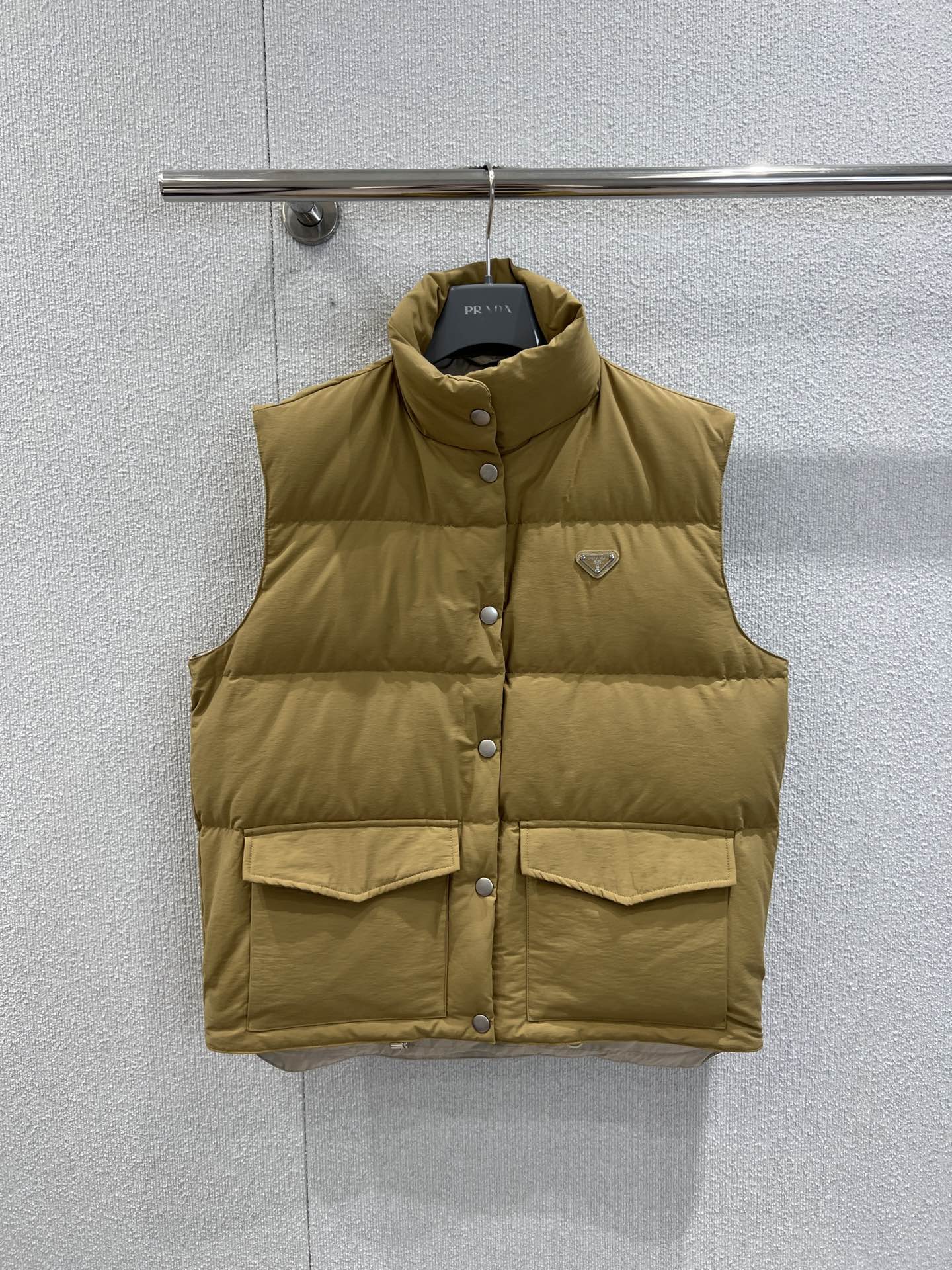 NO:508500,With dust bag Prad* 25FW autumn and winter new style, triangle down vest jacket | Exclusive yb development!  High-end production!  The khaki tones are high-end and versatile, like the gentle background of the autumn land, easily blending into various styles of dressing. The iconic triangle logo is inlaid on the chest with a neat and stylish design, which can not only resist the cold wind, but also add a bit of coolness to the shape; the plump down fills fluffy and warm, as if wearing the warm autumn sun on your body, allowing you to travel freely in the cold autumn and winter. S/M/L real-life details pictures on sale, prada, jackets & coats, down jacket, alexander wang19860909配防尘袋 Prad* 25FW秋冬新款 三角标羽绒马甲外套丨独家yb开发！高版出品！卡其色调高级又百搭,宛如秋日大地的温柔底色,轻松融入各种穿搭风格.标志性的三角徽标低调镶嵌于胸前,立领设计利落有型,既能抵御寒风,又为造型增添几分飒爽；饱满的羽绒填充蓬松且温暖,仿佛把秋日暖阳穿在身上,让你在凛冽秋冬也能自在穿梭.现货发售S/M/L实拍细节图,,prada,jackets & coats,down jacket,alexander wang,Women's clothing