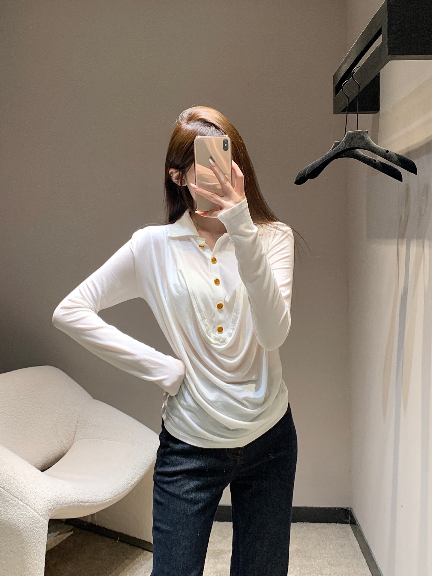 NO:517200,Chane* 25FW early autumn new polo neck stretch long-sleeved T-shirt丨Exclusive high-end production!  The skin-friendly elastic fabric creates a close-fitting but unrestrained wear experience, and the comfort is full; the integration of the polo collar and the swing collar design is the finishing touch, the neatness of the polo collar and the soft elements of the swing collar not only retain the French elegant tone, but also adds a bit of casual and lazy; the metal-textured buttons embellish it, and the details show exquisite craftsmanship. S/M/L is available in stock, chanel,tees, t-shirt, alexander wang19860909Chane* 25FW早秋新款 polo荡领弹力长袖T恤丨独家高版出品！以亲肤弹力面料打造贴身却不束缚的穿着体验,舒适感拉满；polo领与荡领设计的融合是点睛之笔,polo领的利落与荡领的柔美元素碰撞,既保留了法式的优雅腔调,又添几分随性慵懒；金属质感的纽扣点缀其间,细节处尽显精致匠心.现货发售S/M/L,,chanel,tees，t-shirt,alexander wang,Women's clothing