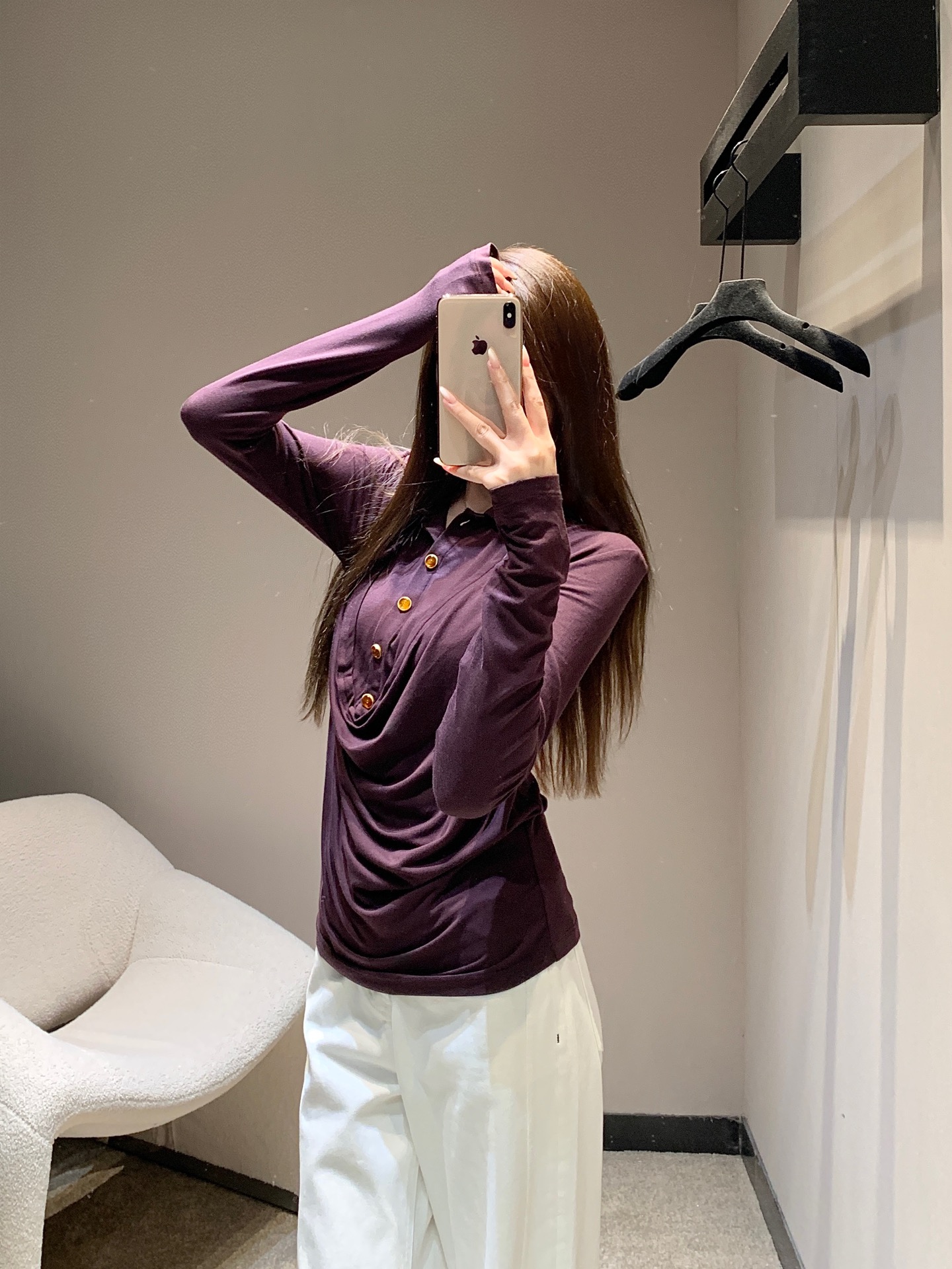 NO:517206,Chane* 25FW early autumn new polo neck stretch long-sleeved T-shirt丨Exclusive high-end production!  The skin-friendly elastic fabric creates a close-fitting but unrestrained wear experience, and the comfort is full; the integration of the polo collar and the swing collar design is the finishing touch, the neatness of the polo collar and the soft elements of the swing collar not only retain the French elegant tone, but also adds a bit of casual and lazy; the metal-textured buttons embellish it, and the details show exquisite craftsmanship. S/M/L is available in stock, chanel,tees, t-shirt, alexander wang19860909Chane* 25FW早秋新款 polo荡领弹力长袖T恤丨独家高版出品！以亲肤弹力面料打造贴身却不束缚的穿着体验,舒适感拉满；polo领与荡领设计的融合是点睛之笔,polo领的利落与荡领的柔美元素碰撞,既保留了法式的优雅腔调,又添几分随性慵懒；金属质感的纽扣点缀其间,细节处尽显精致匠心.现货发售S/M/L,,chanel,tees，t-shirt,alexander wang,Women's clothing