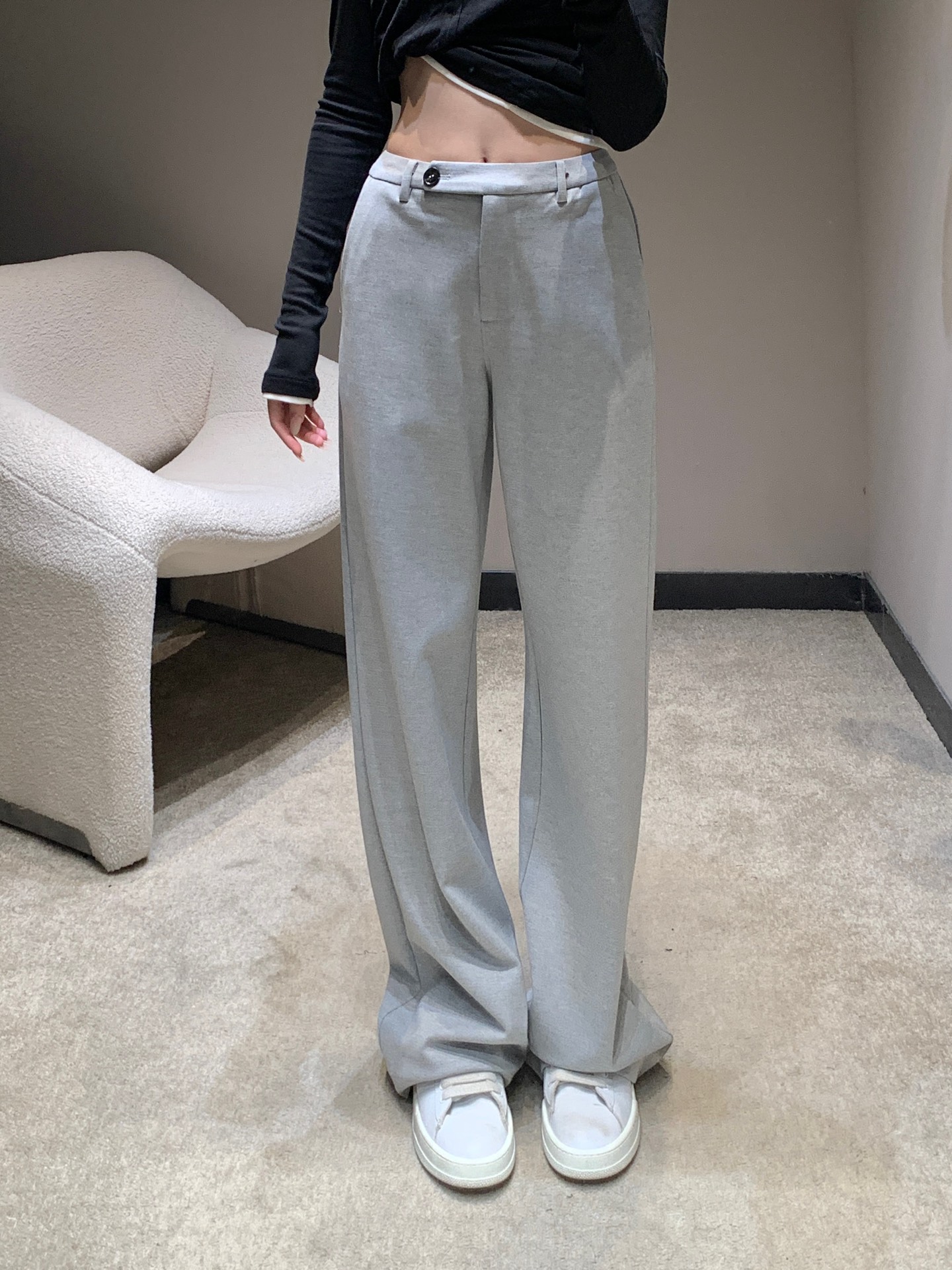 NO:508478,MiuMi* 25FW autumn and winter new style belt loop casual trousers | Exclusive yb development!  High-end production!  Light gray tones are soft and high-end, like the mist in the early morning of winter, with a cool atmosphere, and can be easily adapted to tops of various styles. The classic belt loop design is ingenious, and can be matched with a belt to create a waistline, or can be opened casually to release the slack and lazy feeling; the brand logo at the back waist is low-key and exquisite, and can show a effortless sense of high-end. S/M/L is available in stock, miumiu, alexander wang19860909MiuMi* 25FW秋冬新款 腰带环休闲长裤丨独家yb开发！高版出品！浅灰色调柔和又高级,如同冬日清晨的薄雾,自带清冷氛围感,轻松适配各种风格的上衣.经典的腰带环设计暗藏巧思,可搭配腰带打造腰线,也可随性敞开,释放松弛的慵懒感；后腰处的品牌标识低调又精致,都能展现毫不费力的高级感.现货发售S/M/L,,miumiu,alexander wang,Women's clothing
